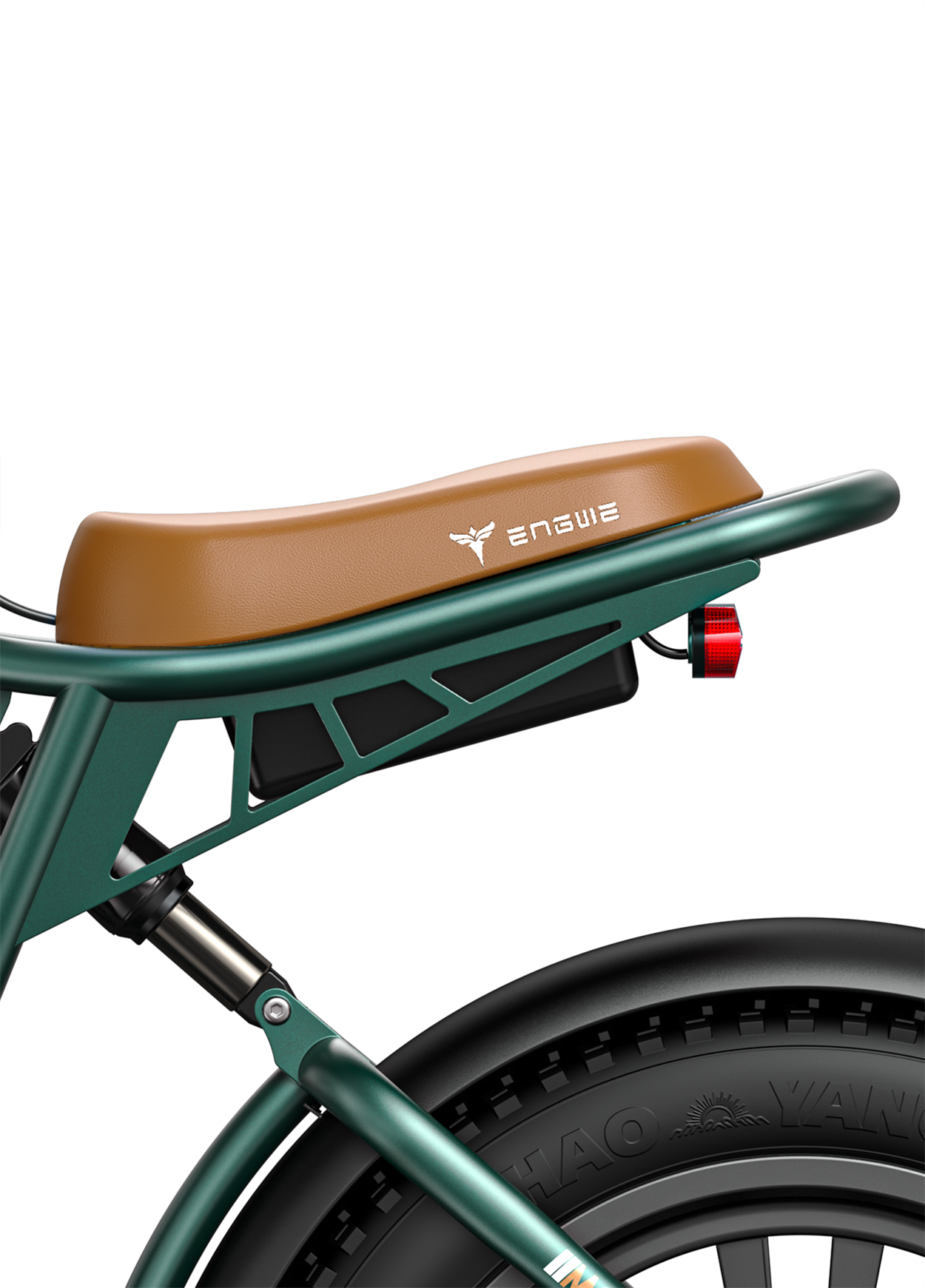 La parte posteriore di una bicicletta. Ha un sedile marrone, un telaio verde e una luce rossa. Sfondo bianco.