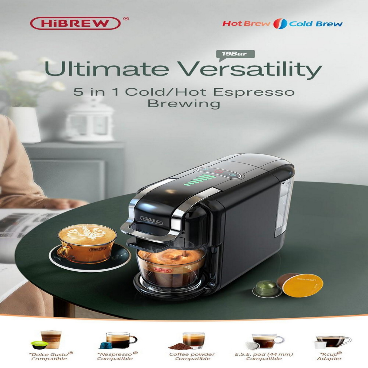 Ekspres do kawy z filiżankami, kapsułkami i kawą w proszku, promujący gorące i zimne parzenie.