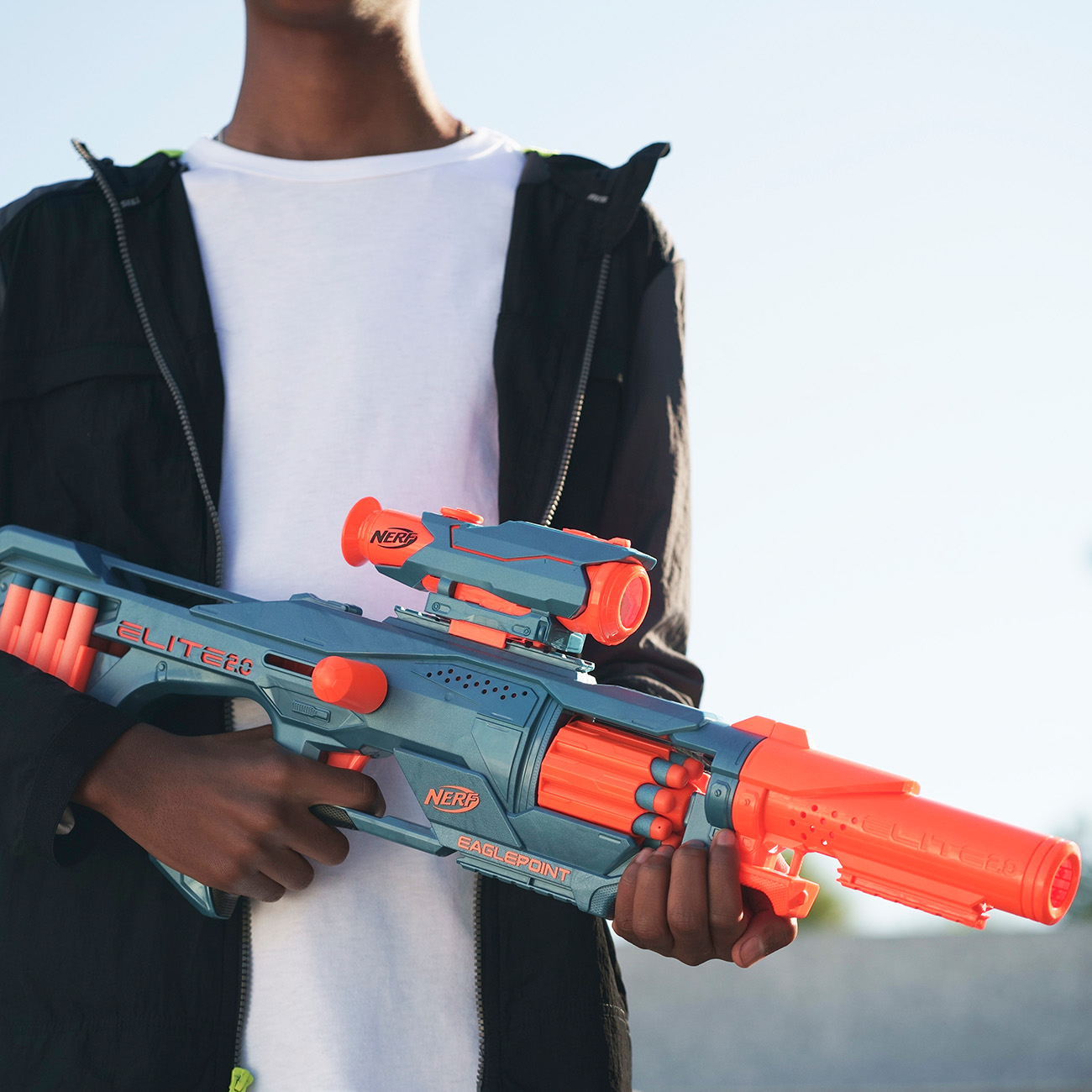 Eine Person hält eine grau-orangefarbene Nerf-Pistole.