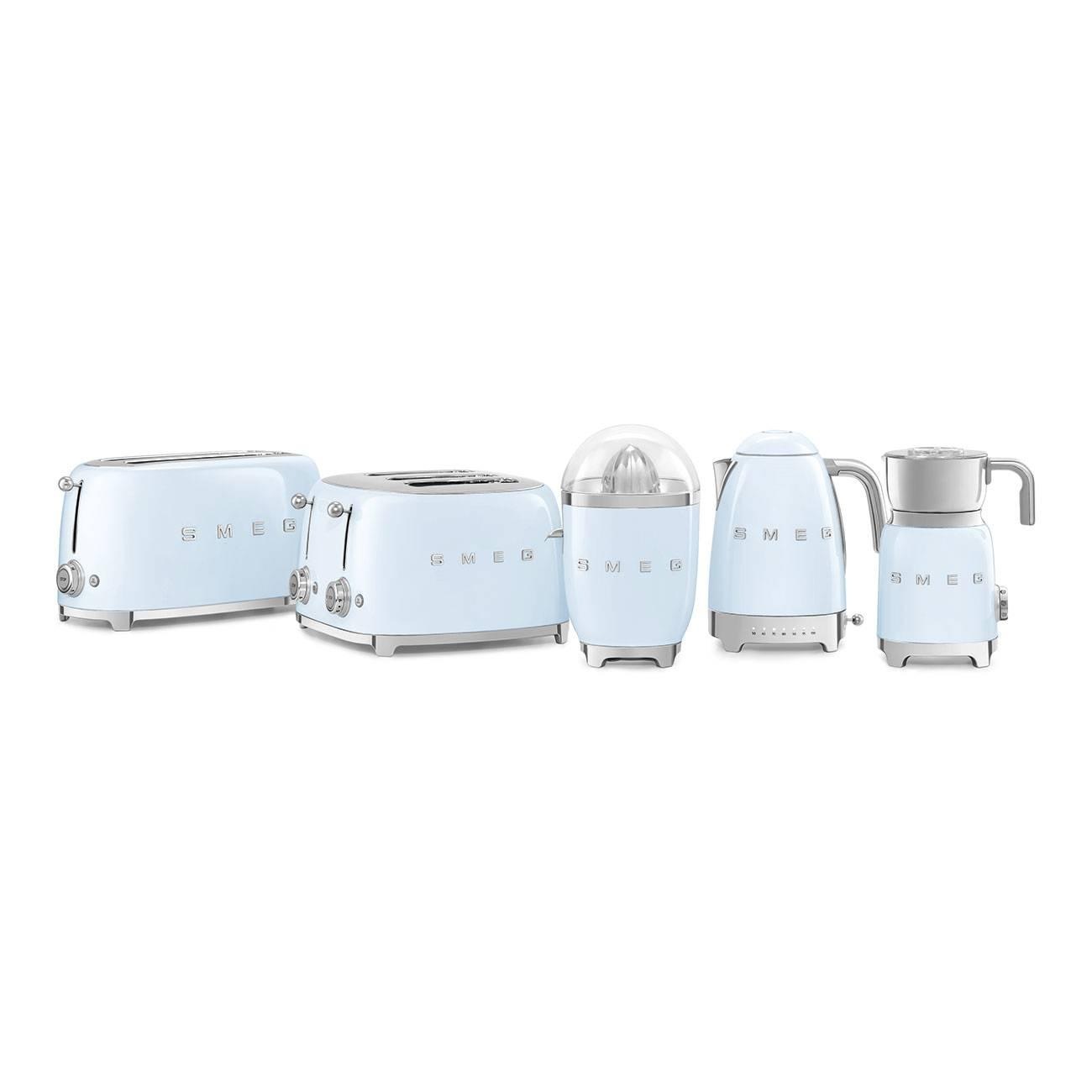 Zestaw pięciu jasnoniebieskich urządzeń kuchennych SMEG: toster, wyciskarka, czajnik i ekspres do kawy.
