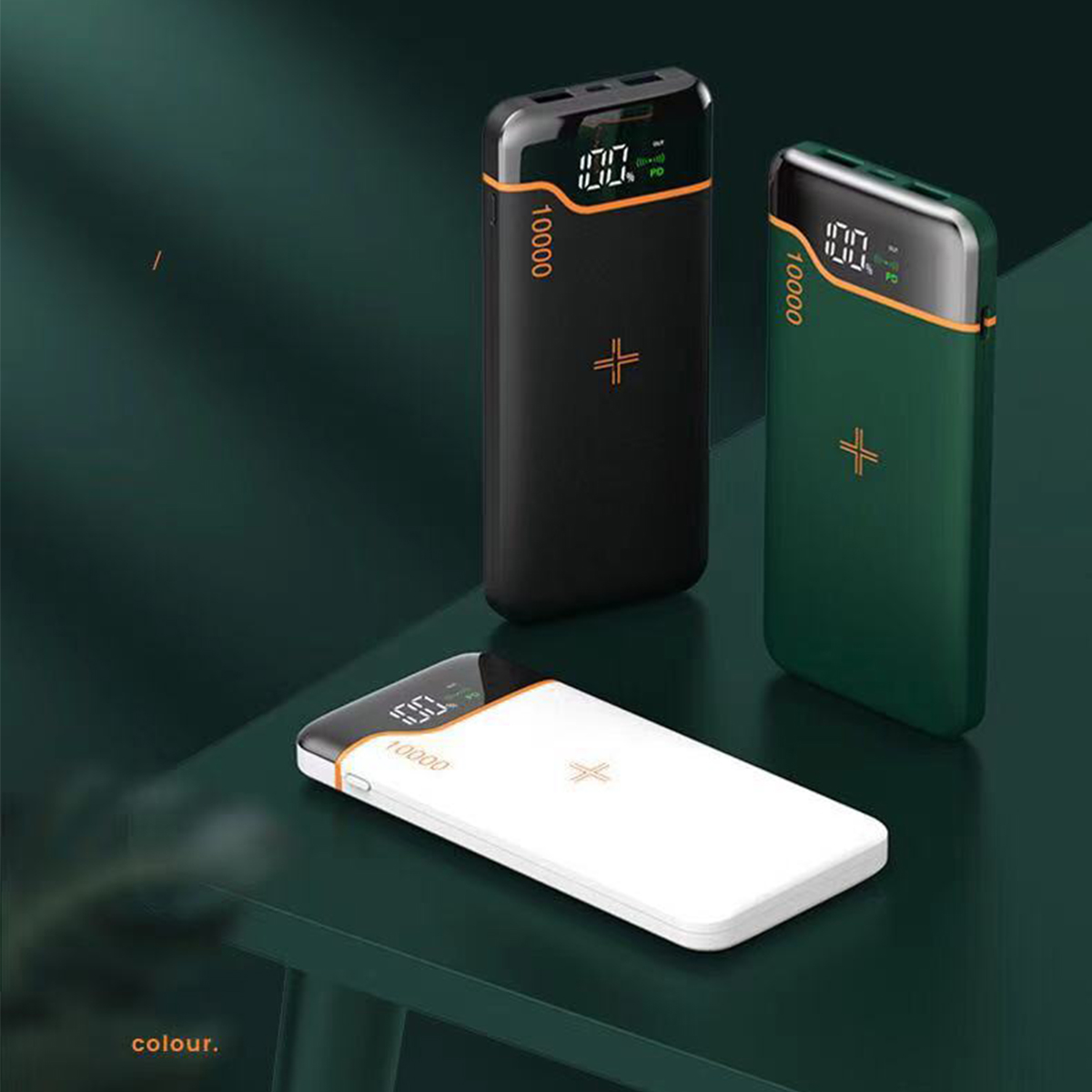 Powerbanks in Schwarz, Grün und Weiß. Die Anzeige zeigt den Prozentsatz.