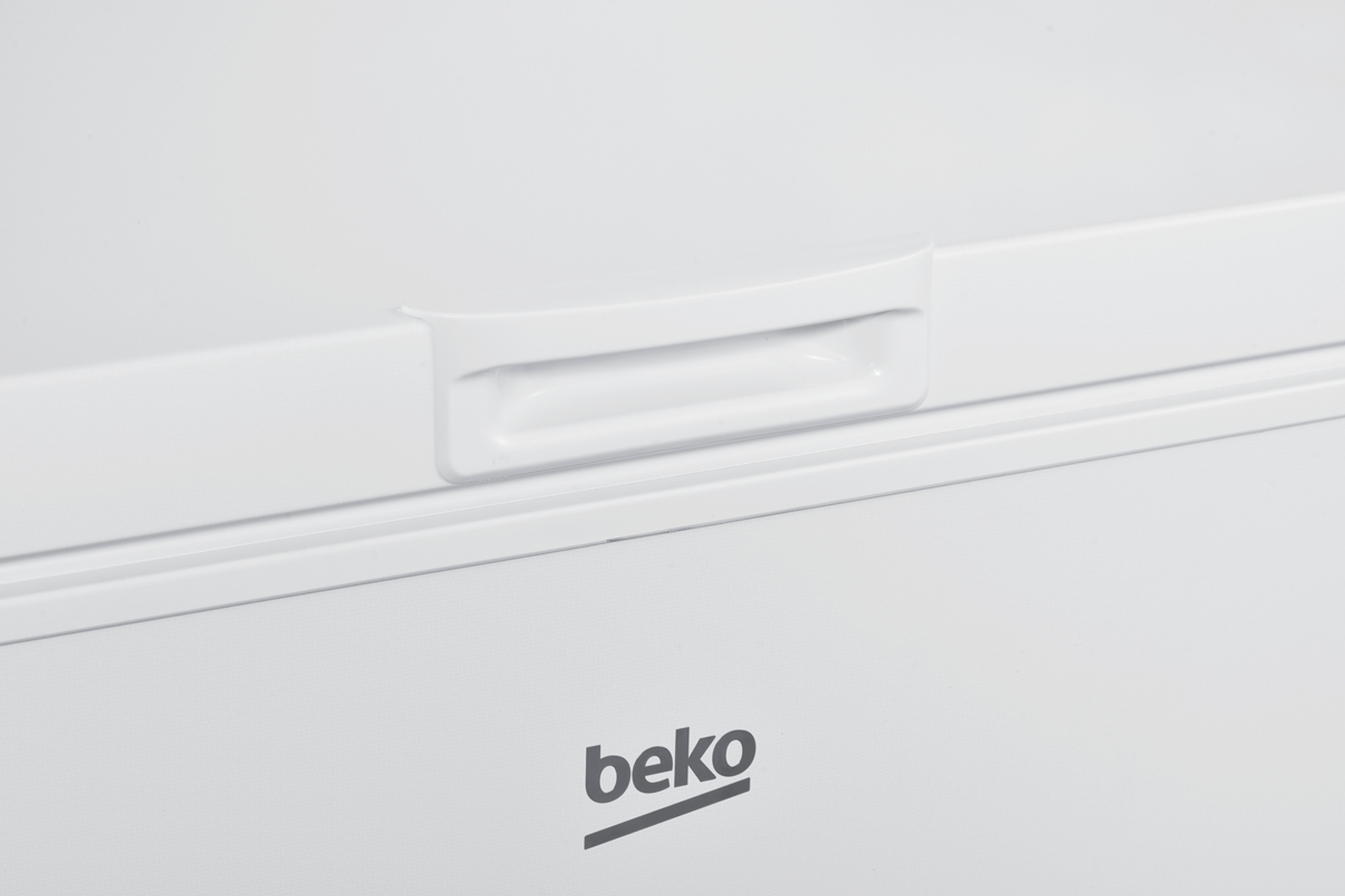 Una porta bianca del congelatore con maniglia bianca e il logo 'beko' in basso.