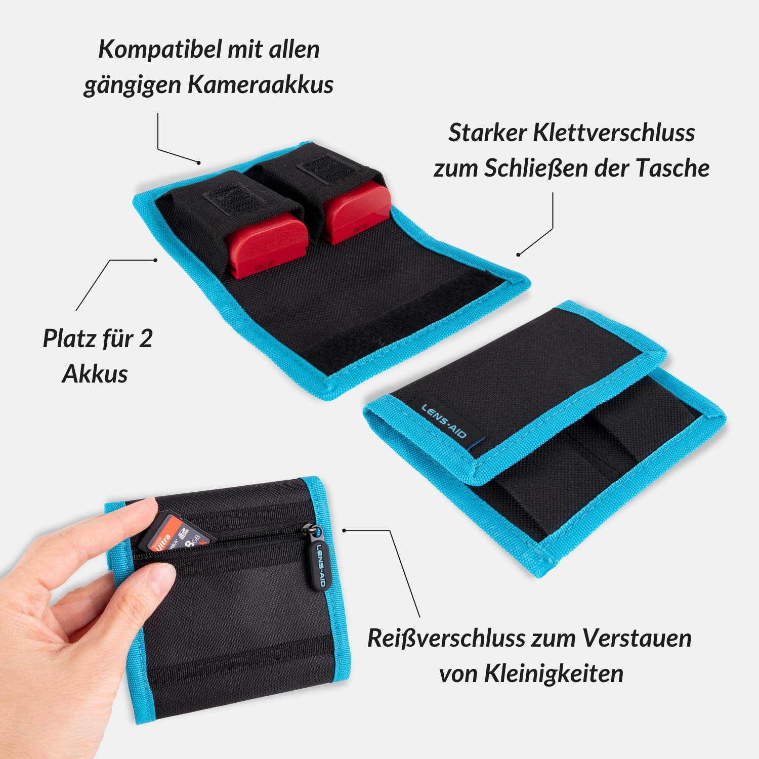 Schwarze und blaue Kameratasche mit Fächern und einer Hand, die eine Speicherkarte hält. Draufsicht.