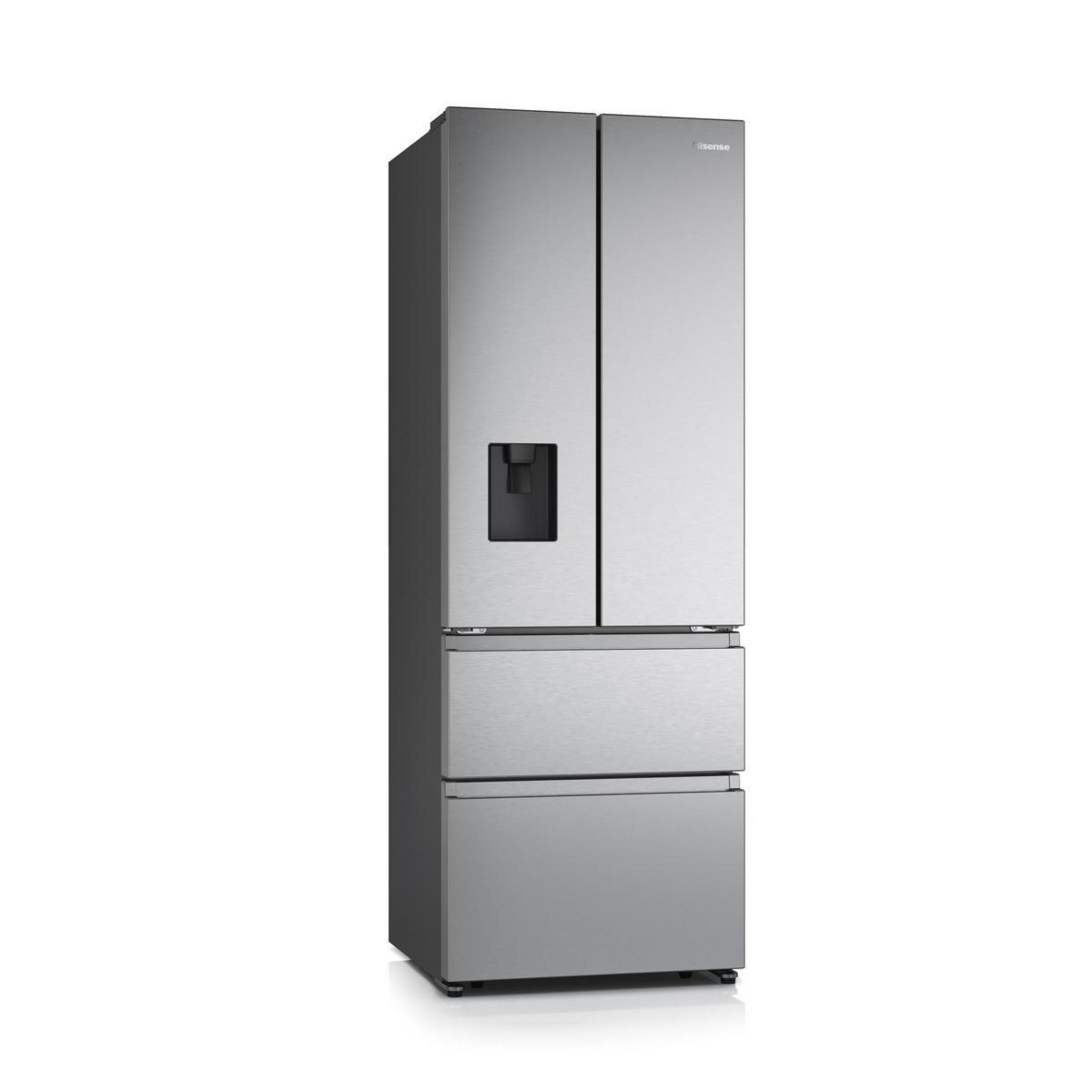Ein Hisense-Kühlschrank aus Edelstahl mit Wasserspender. Er hat zwei Türen oben und zwei Schubladen unten.