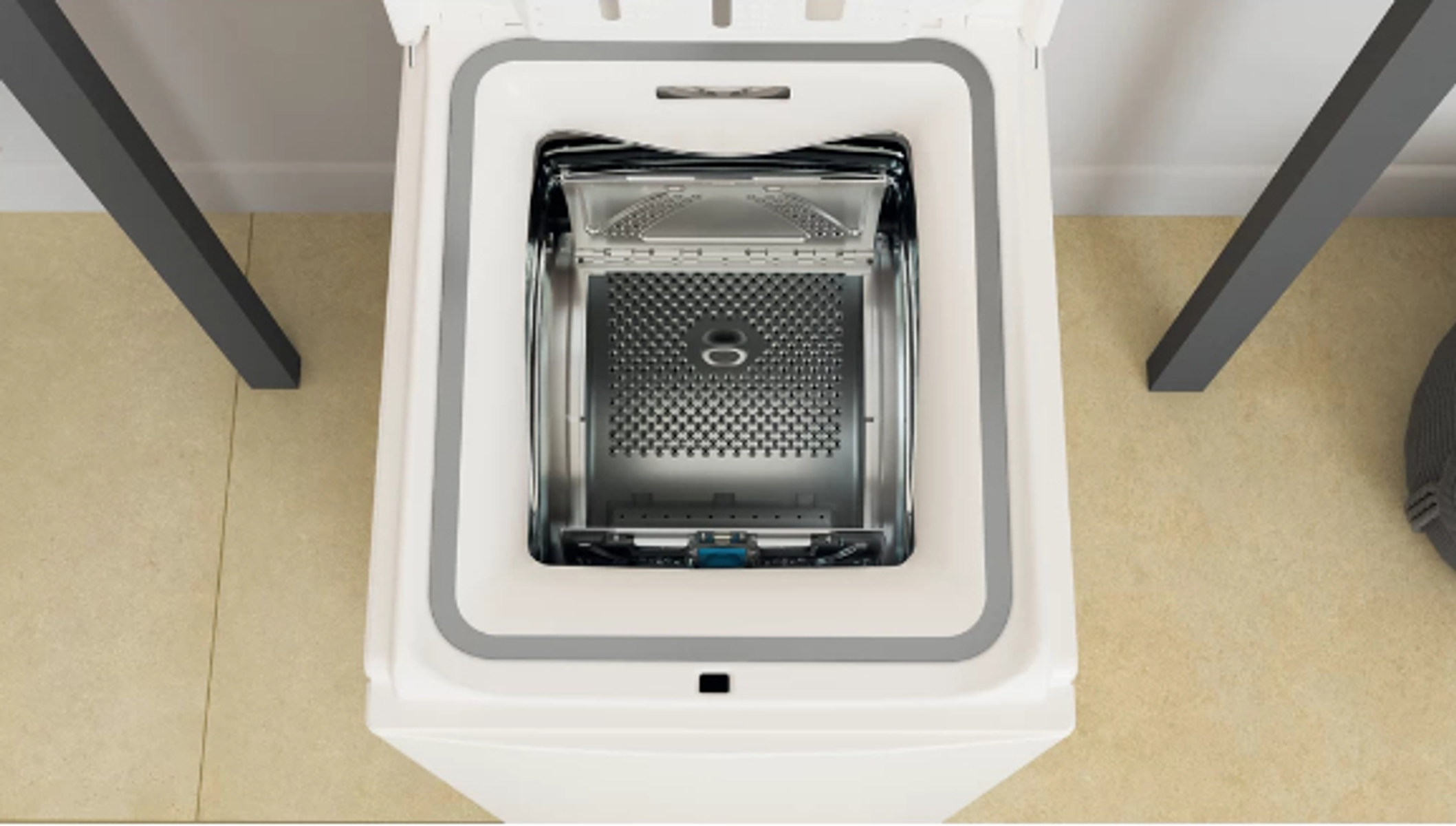 Widok z góry na pralkę. Drzwi są otwarte. Widoczny jest bęben wewnętrzny. Biały kolor.