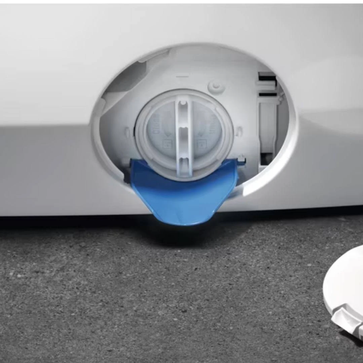 Zbliżenie drzwi filtra pralki. Widoczny jest niebieski korek.