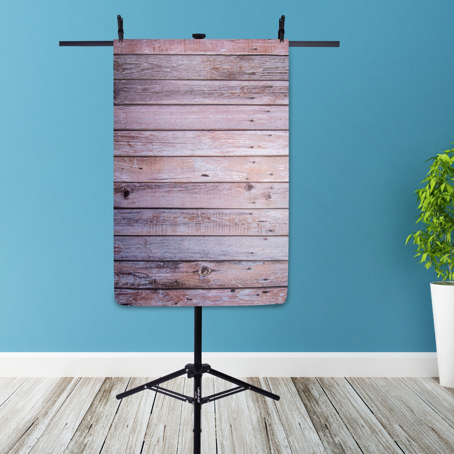 Holzplanken-Hintergrund auf einem Ständer vor einer blauen Wand und weißem Boden.