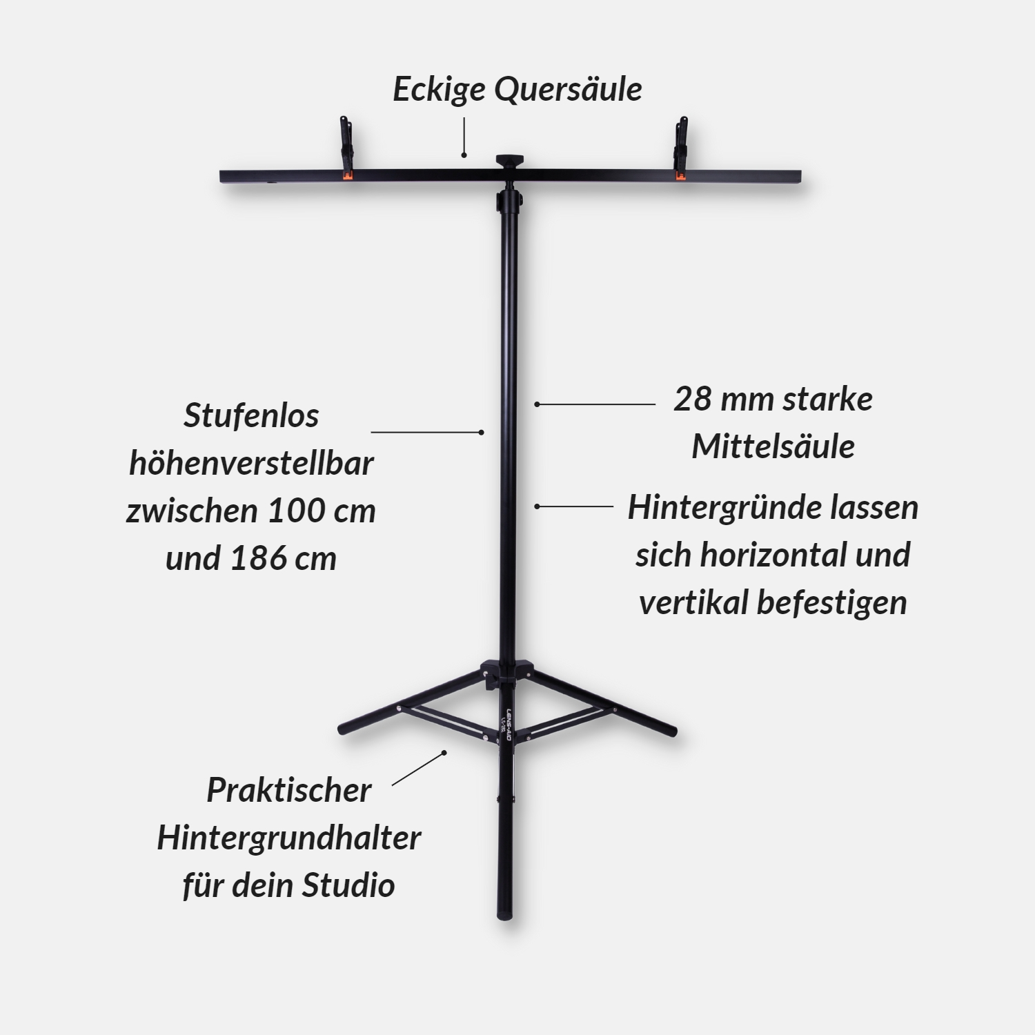Schwarzer Metall-Studio-Hintergrundhalter mit deutschen Textetiketten, vor grauem Hintergrund.