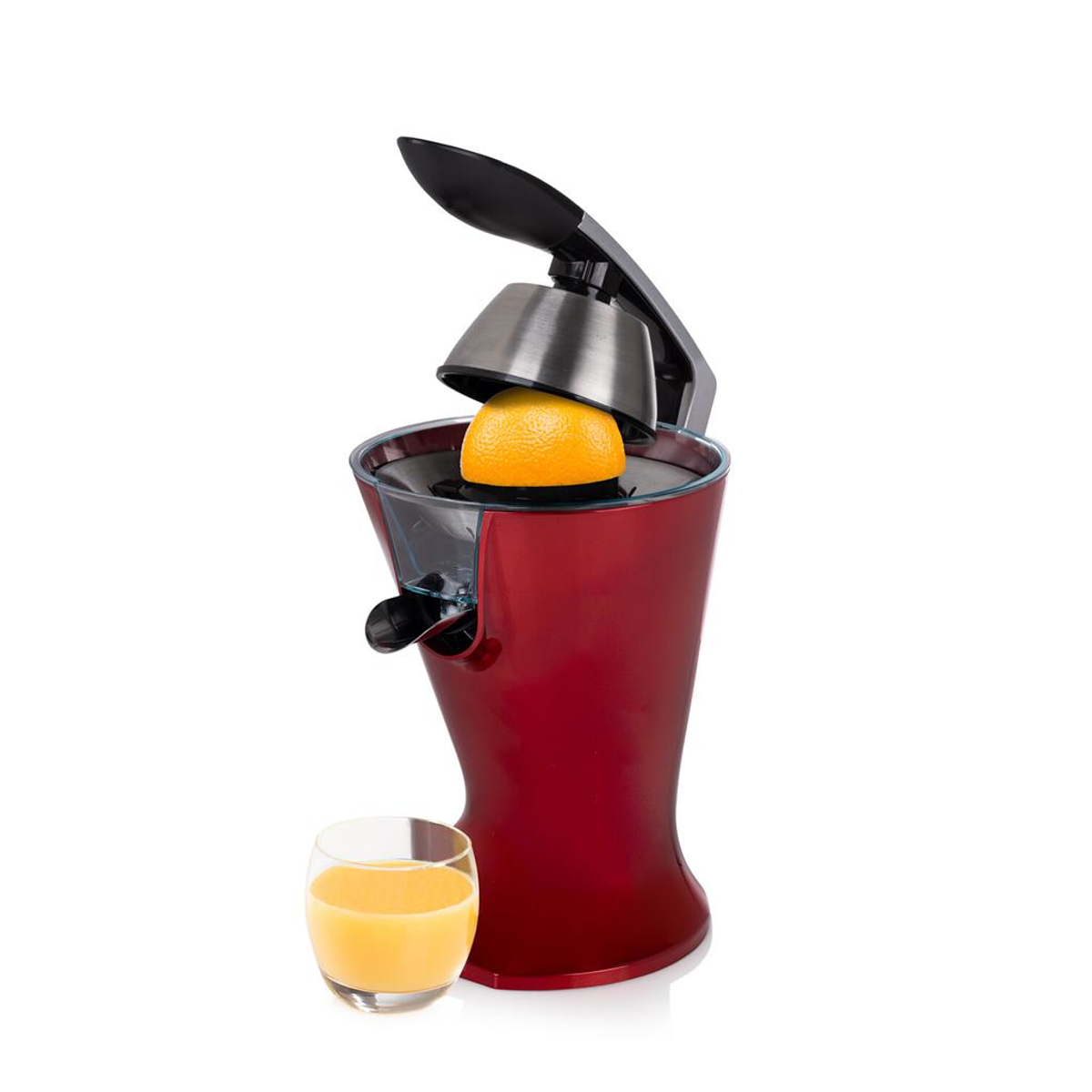 Exprimidor de cítricos rojo con media naranja dentro y un vaso de zumo cerca. Boquilla negra.