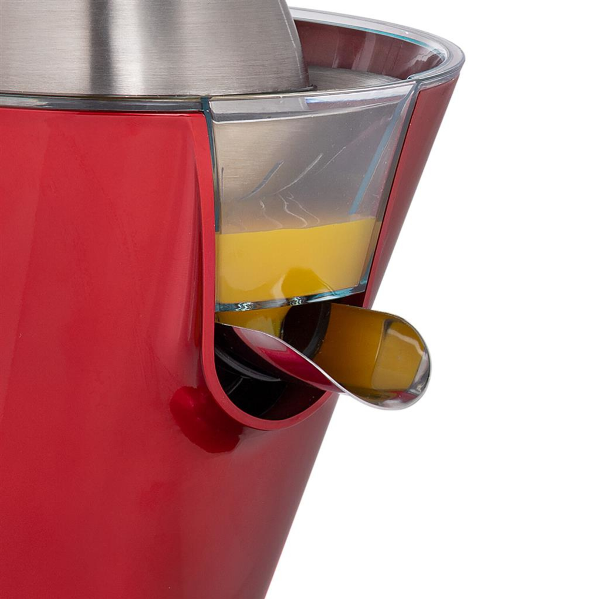Exprimidor rojo y plateado con jugo de naranja saliendo. Tiene un recipiente de plástico transparente y una boquilla.