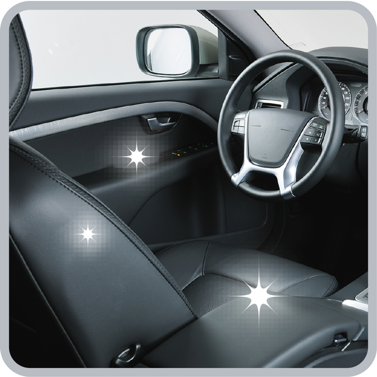 Wnętrze samochodu z czarnymi skórzanymi siedzeniami i kierownicą. Czyste i błyszczące.