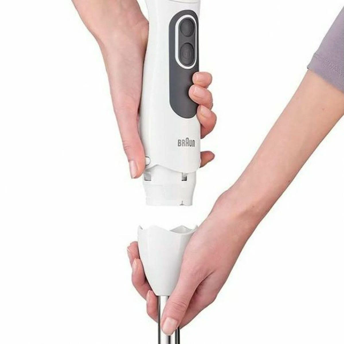 Eller beyaz Braun el blenderini tutuyor, karıştırma aparatı sökülmüş.