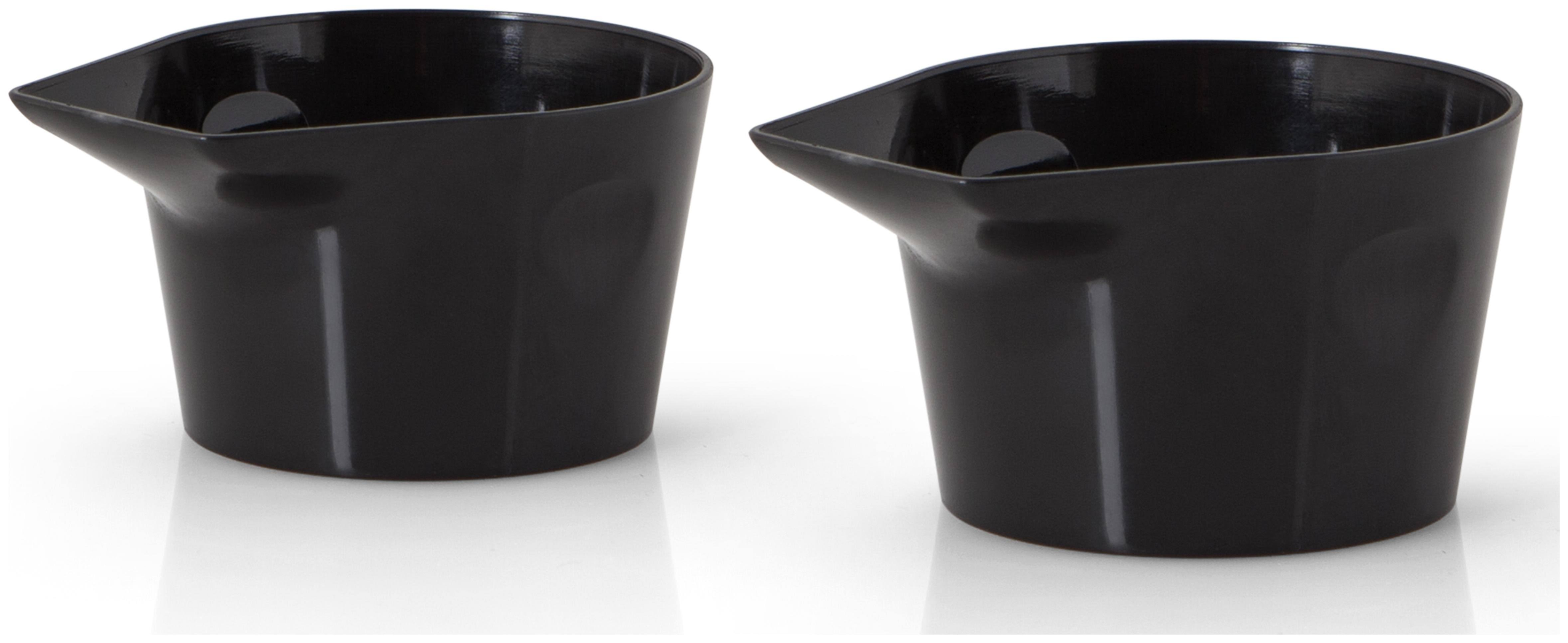 Dos tazas medidoras de plástico negro con boquillas, sobre fondo blanco. Son idénticas.