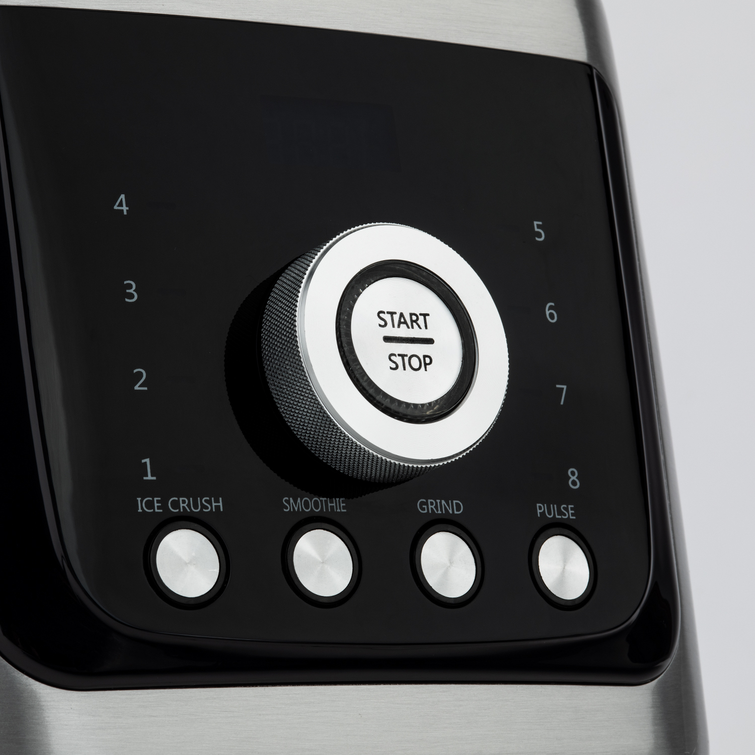 Czarny panel sterowania blendera z numerami 1-8. Przycisk Start/Stop i przyciski funkcyjne: Ice Crush, Smoothie, Grind, Pulse.
