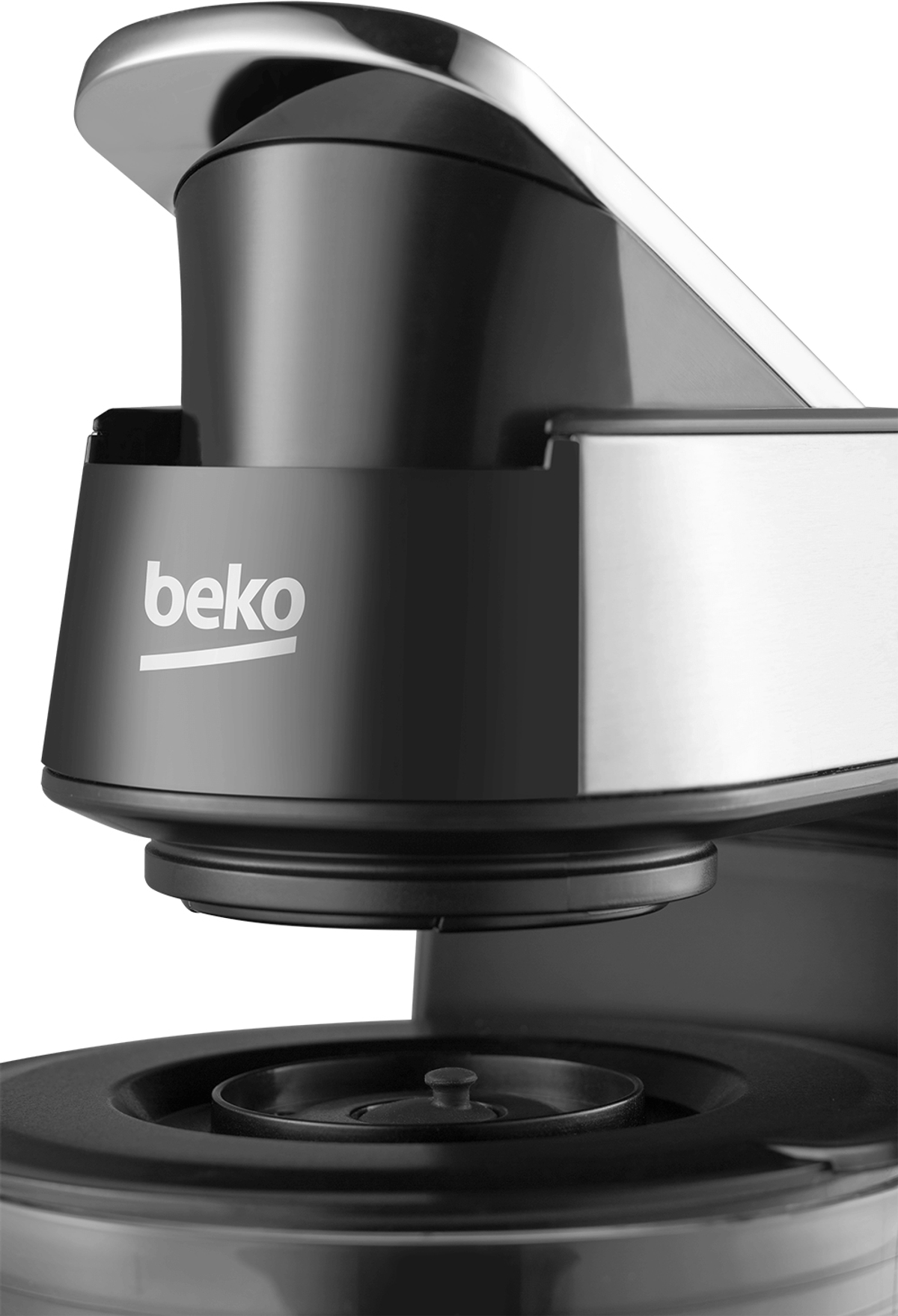 Primer plano de un electrodoméstico de cocina Beko. Plateado y negro, con el nombre de la marca visible.