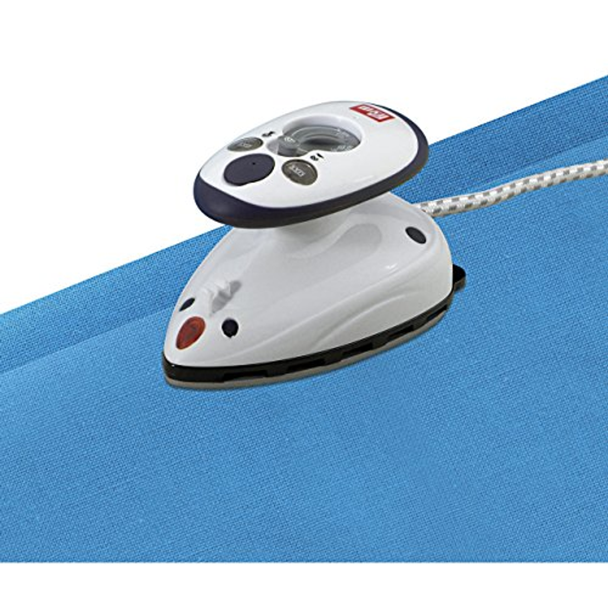 Una pequeña plancha de viaje blanca sobre una superficie azul, con un panel de control gris oscuro y blanco.