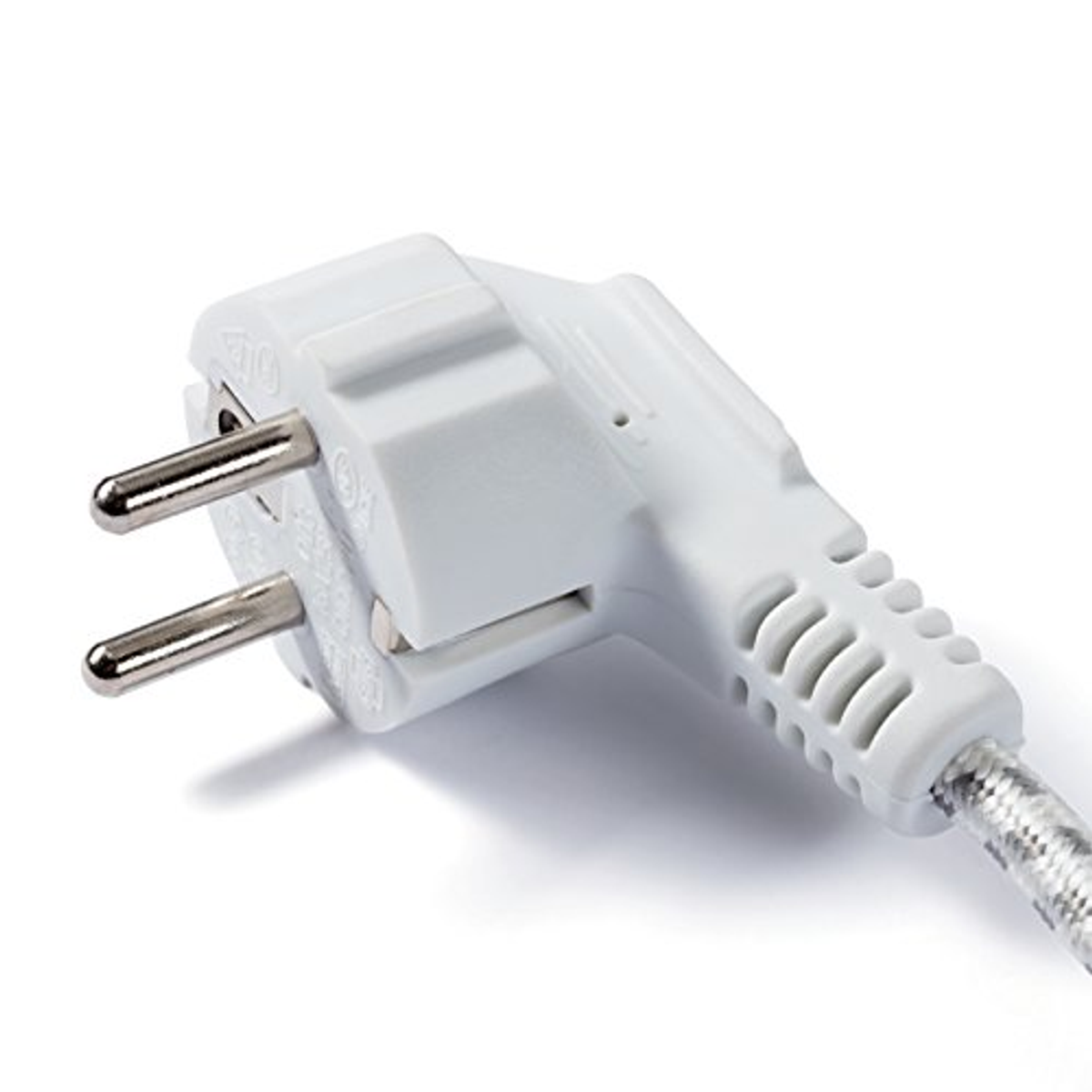 Enchufe blanco con dos clavijas, primer plano. Un cable trenzado está conectado.