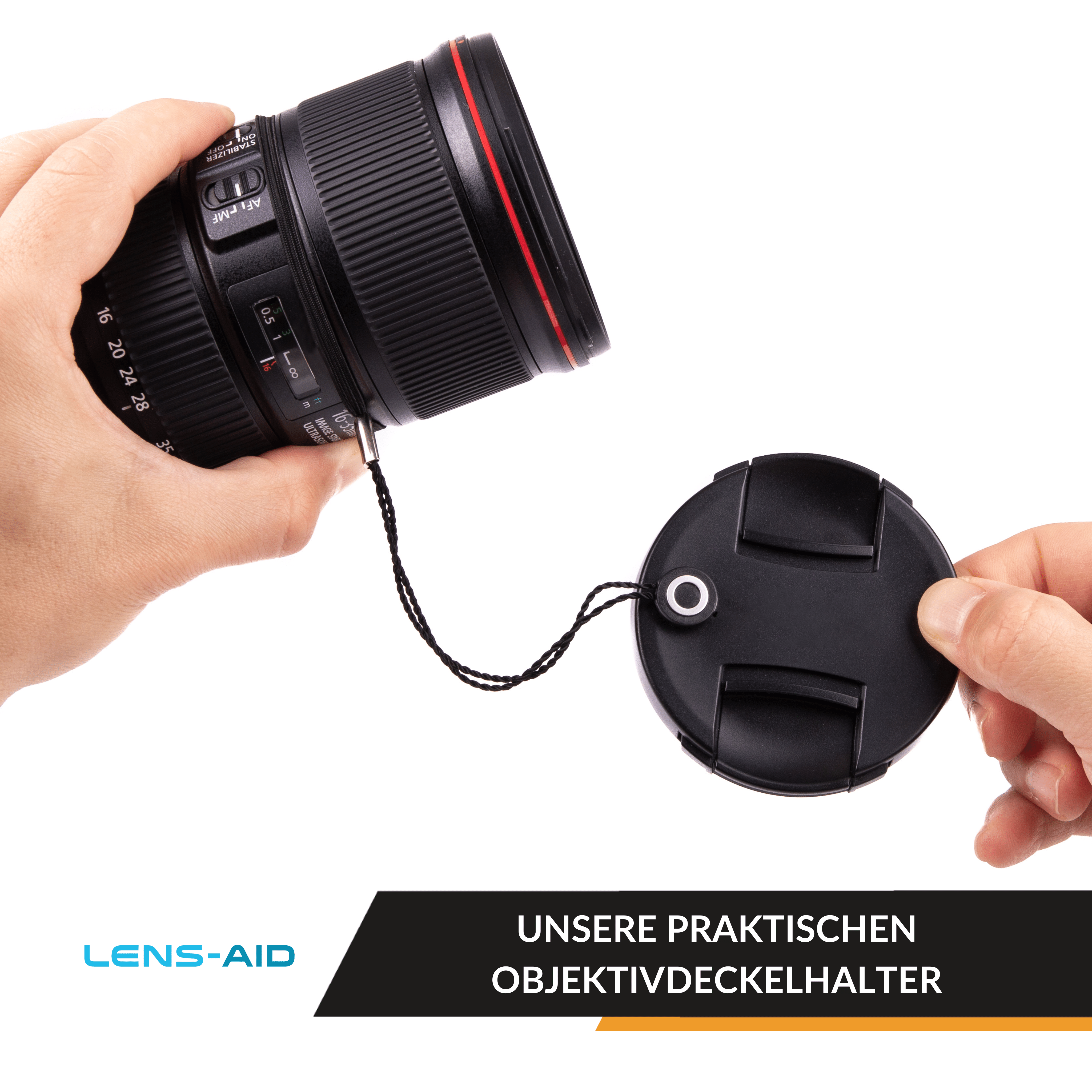 Eine Hand hält ein Objektiv und einen schwarzen Objektivdeckel mit einem Faden, vor weißem Hintergrund.