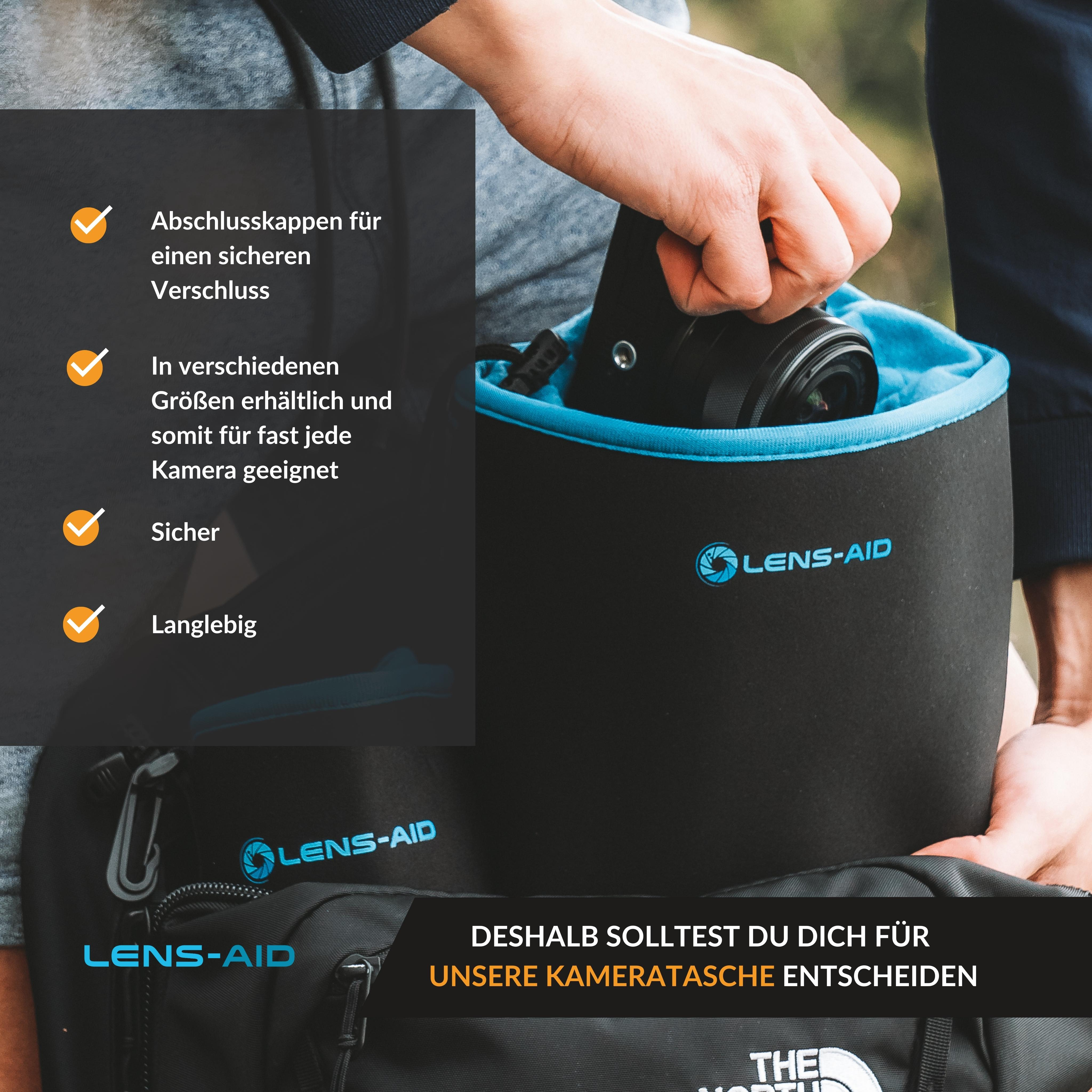 Person hält Kamera, zeigt Lens-Aid-Tasche. Schwarze Tasche mit blauem Innenraum.