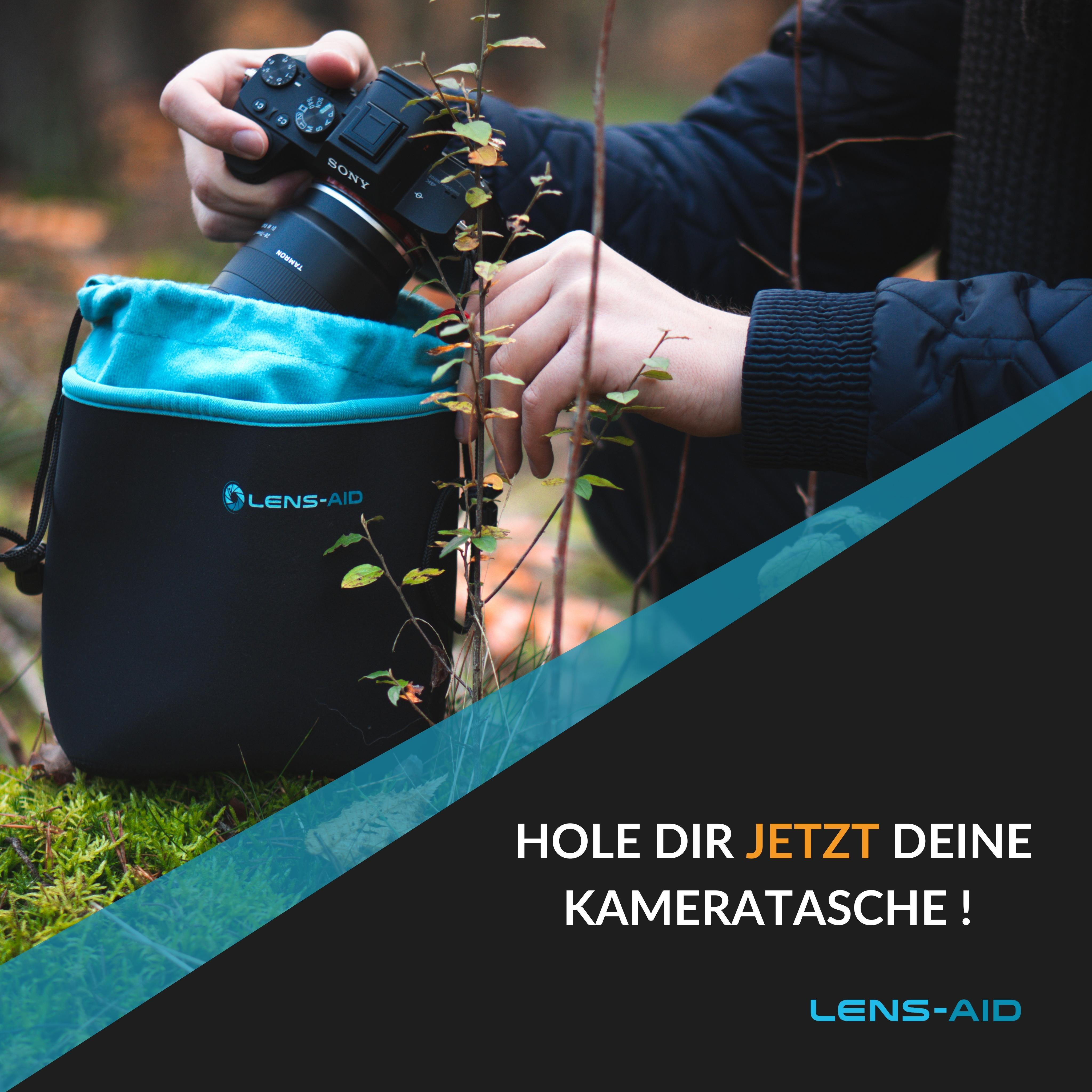 Eine Person hält Kamera u. Tasche im Wald. Text: Holen Sie sich jetzt Ihre Kameratasche!