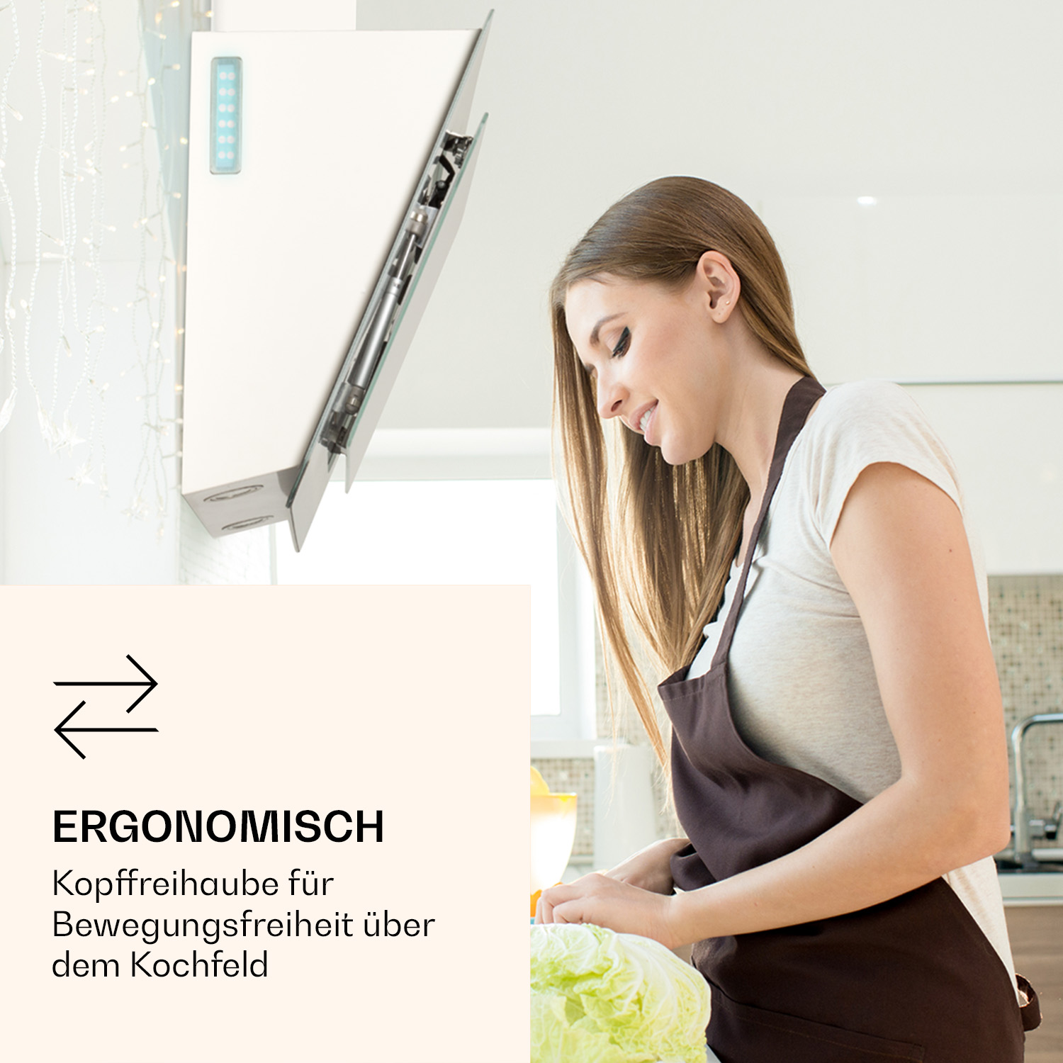 Eine Frau mit Schürze in einer Küche mit Dunstabzug und Text, der „Ergonomisch“ sagt.