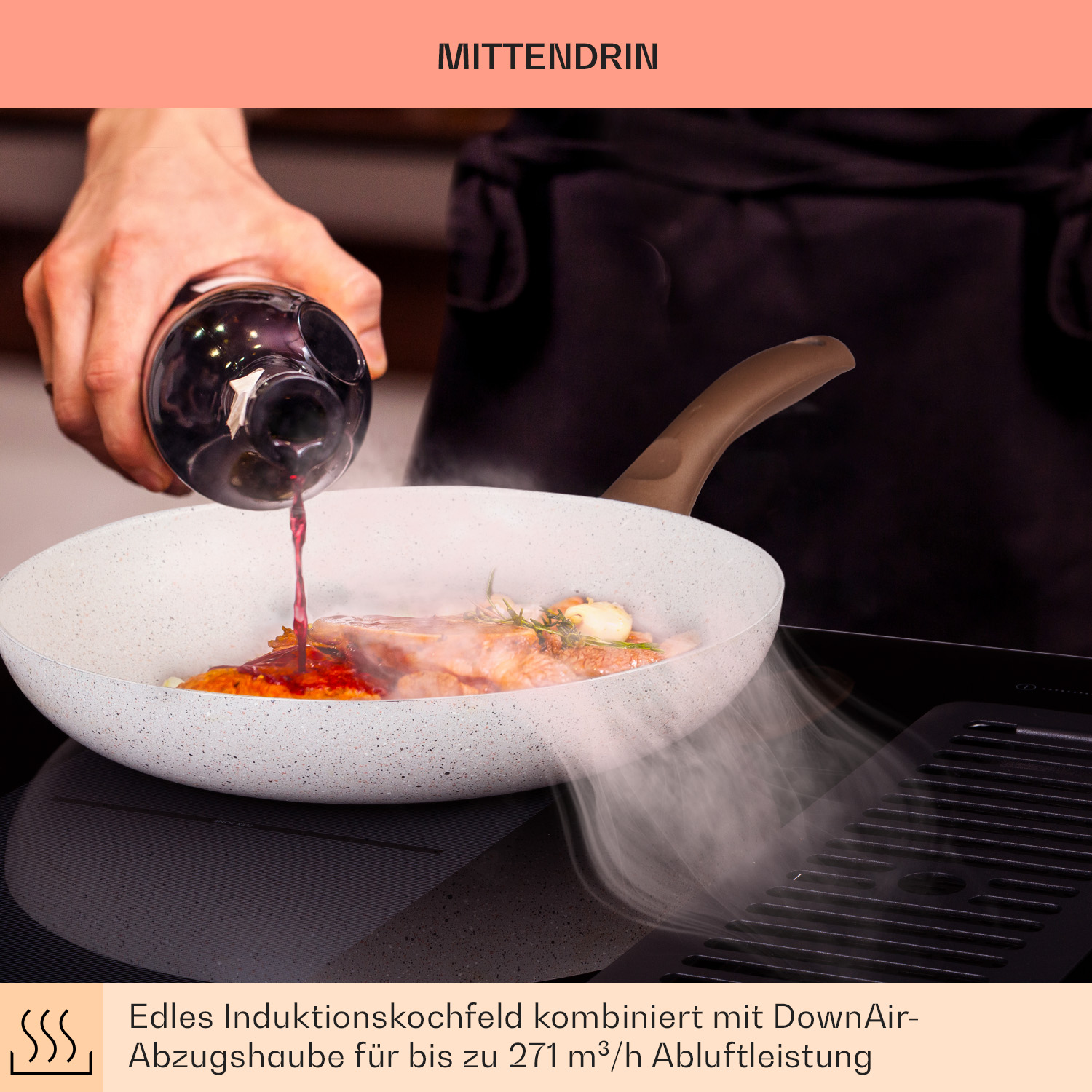Eine Person gießt Flüssigkeit in eine Pfanne mit Essen. Die Pfanne steht auf einem Kochfeld. Das Bild hat Text über das Produkt.