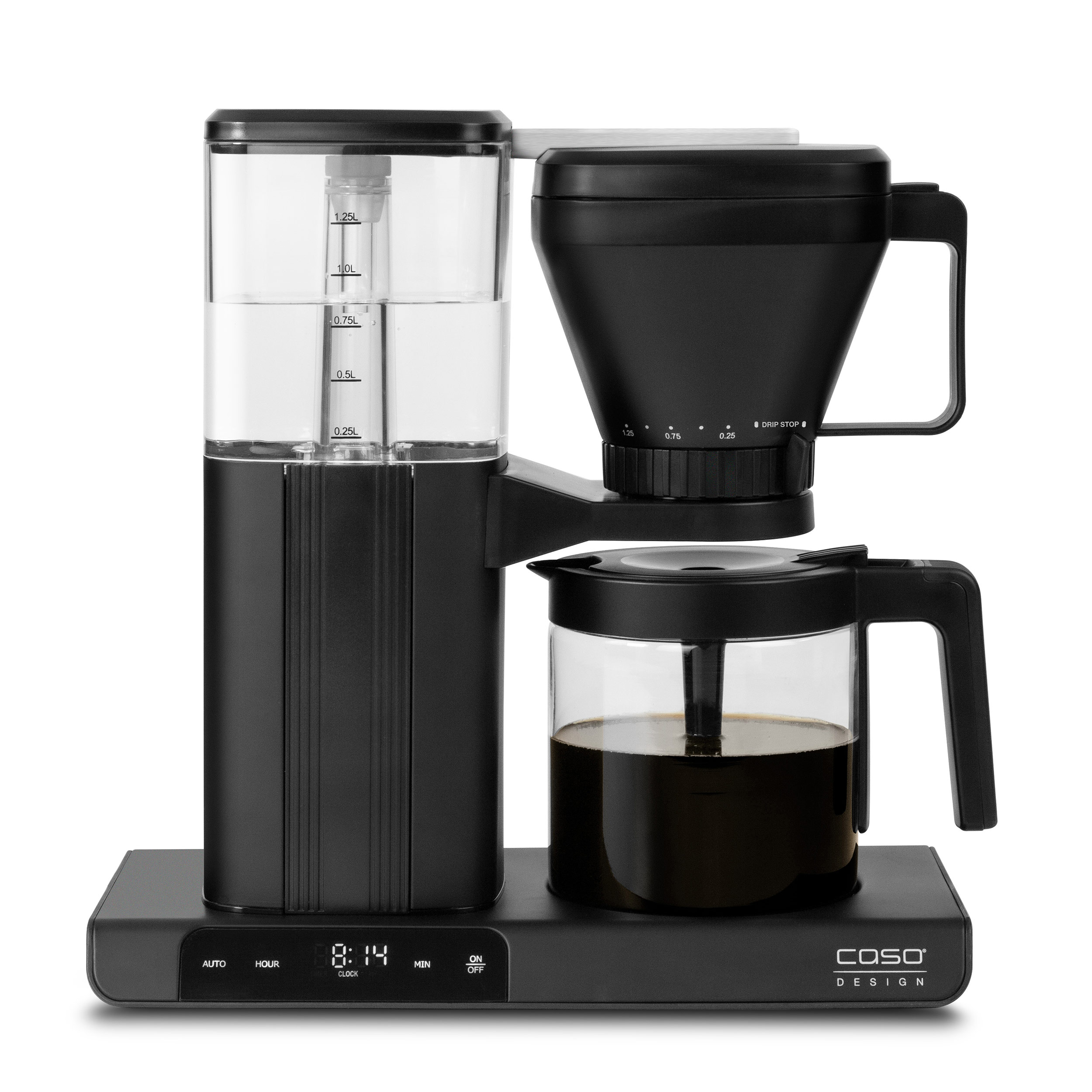 Schwarze Kaffeemaschine mit einer Glaskaraffe, die mit Kaffee gefüllt ist. Weißer Hintergrund.