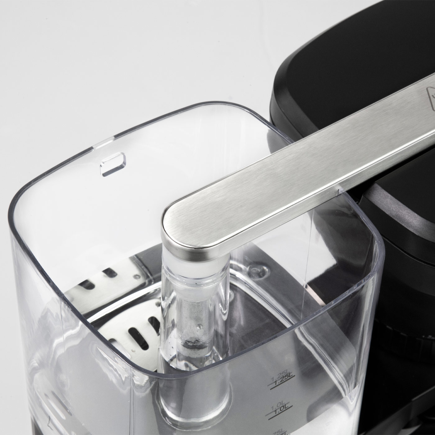 Der Wassertank einer Kaffeemaschine. Er ist transparent und hat einen Metallgriff.