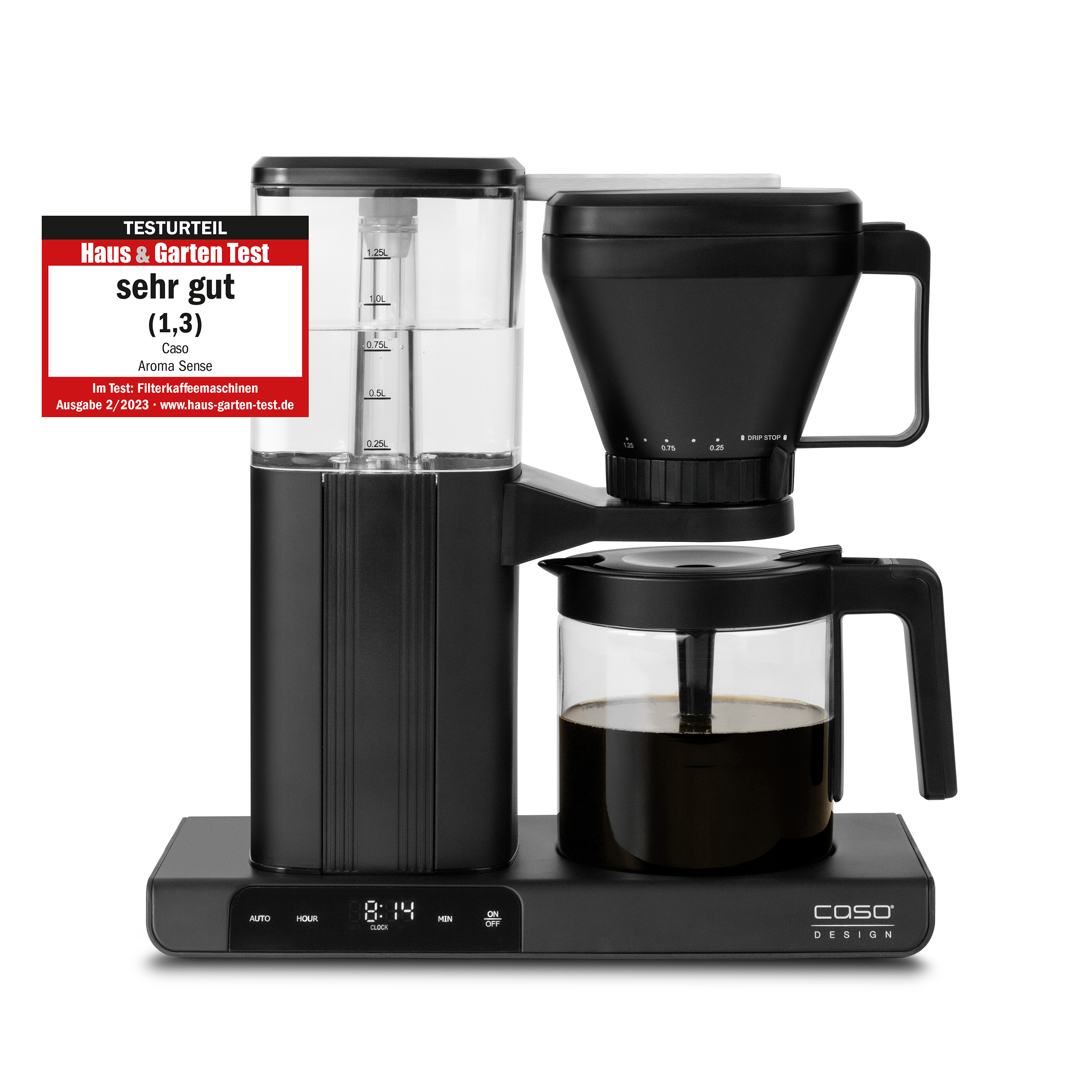 Schwarze Kaffeemaschine mit Digitaluhr. Eine Glaskaraffe ist sichtbar, ein Testaufkleber ist angebracht.