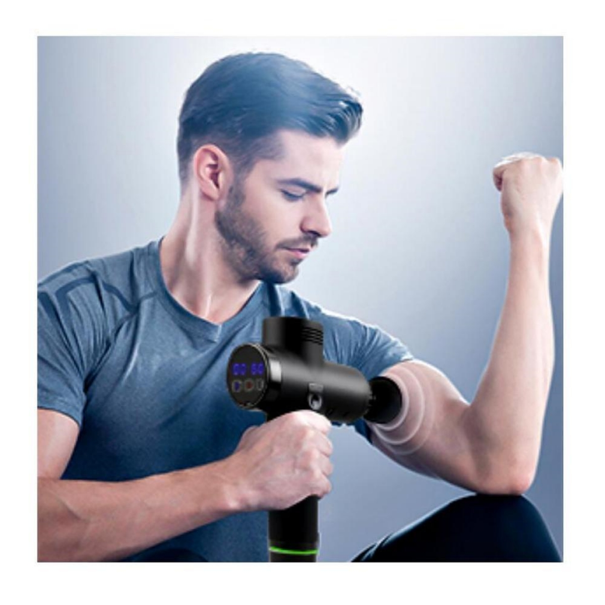 Mann benutzt eine schwarze Massagepistole an seinem Arm. Weißer Hintergrund.
