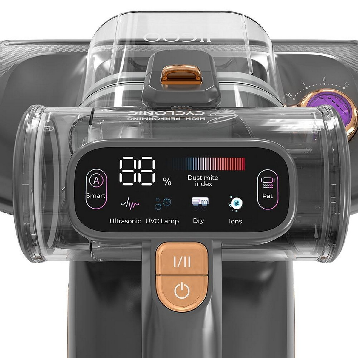 Zbliżenie odkurzacza z cyfrowym wyświetlaczem pokazującym liczby i wskaźniki. Ma przezroczystą część.