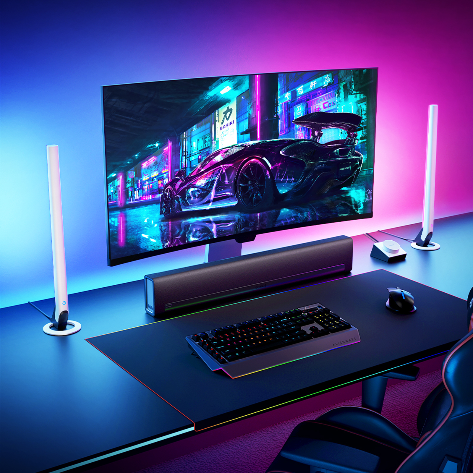 Gaming-Setup mit Monitor, Lautsprechern und anderem Zubehör.