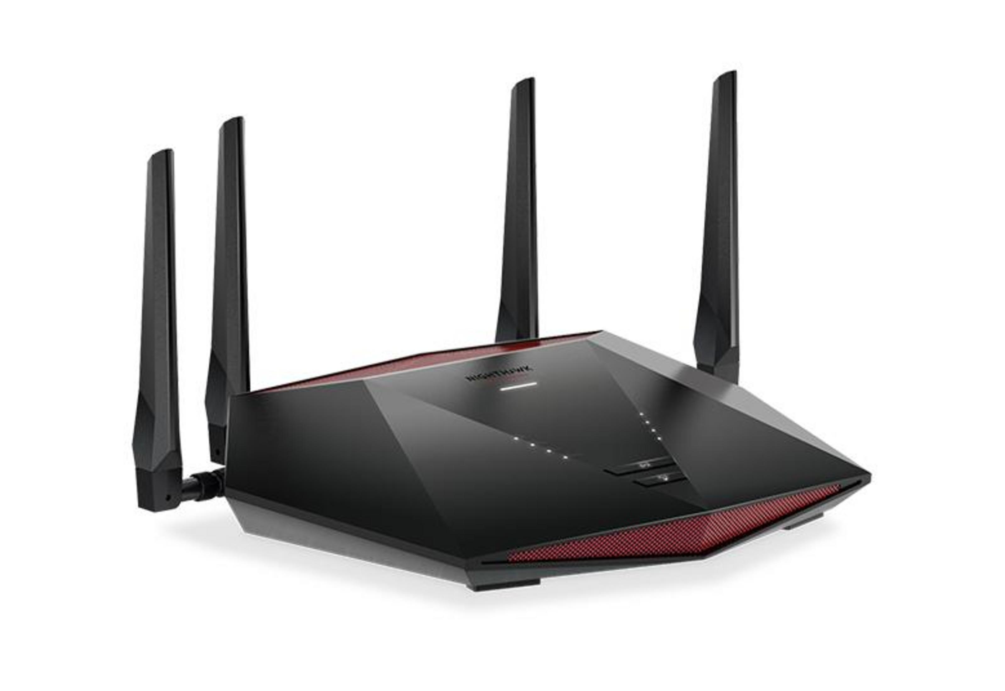 Czarny i czerwony router z czterema antenami. Posiada logo Nighthawk. Tło jest białe.