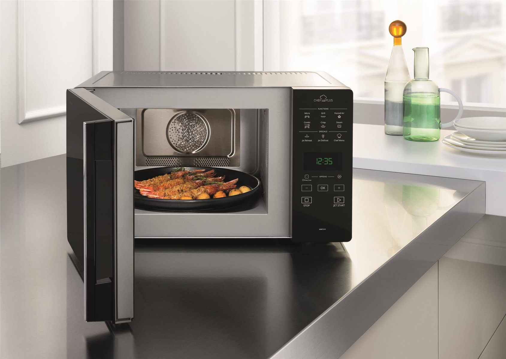 Kuchenka mikrofalowa z jedzeniem w środku i otwartymi drzwiami.