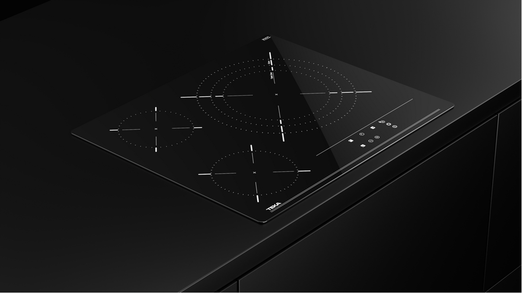 Czarna, prostokątna płyta indukcyjna Teka na ciemnej powierzchni.