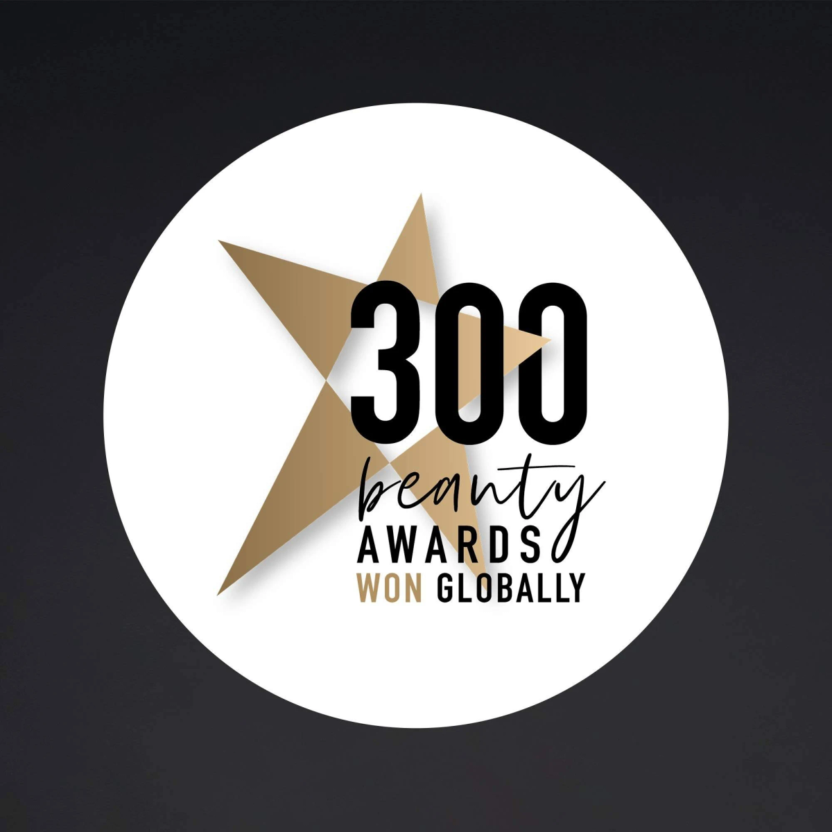 Okrągły biały znak, złota gwiazda, czarny tekst: 300 nagród beauty zdobytych na świecie.