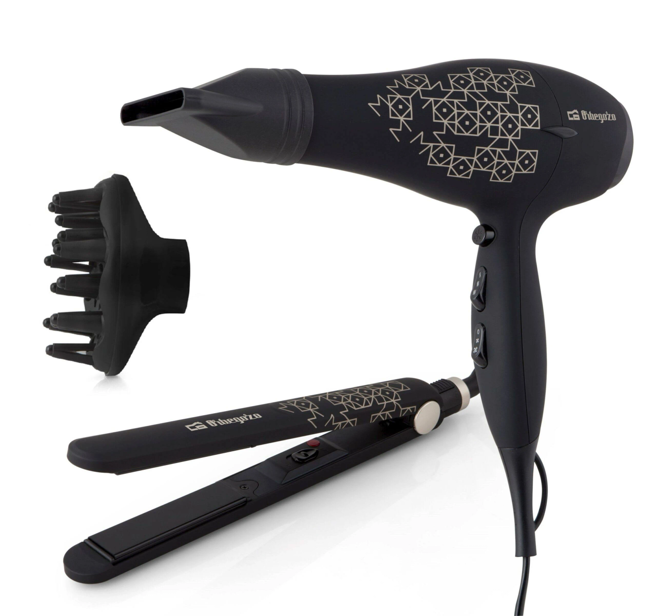 Secador y plancha de pelo negros con accesorios, fondo blanco.