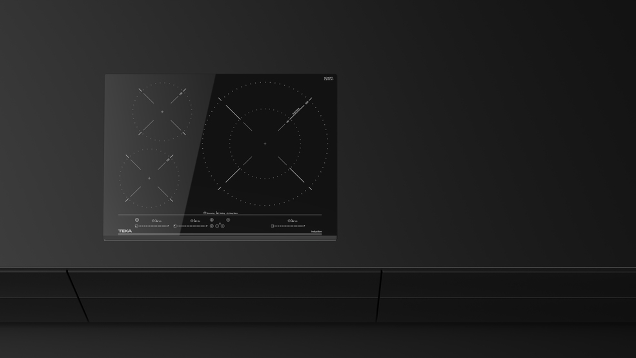 Czarna płyta indukcyjna na czarnym blacie. Widoczne trzy palniki, panel sterowania.