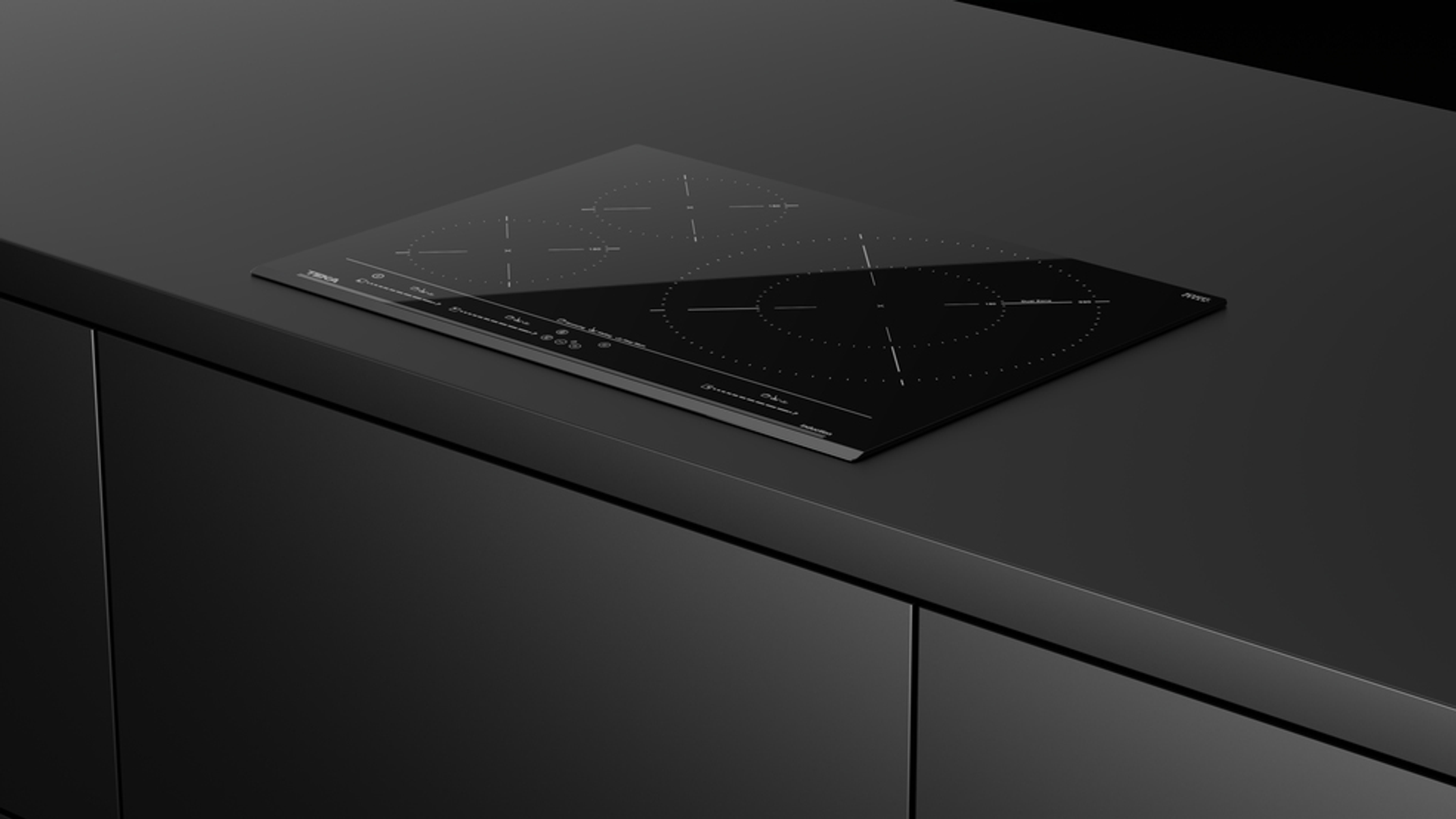 Czarna płyta indukcyjna na ciemnym blacie. Ma cztery strefy gotowania i sterowanie dotykowe. Design jest elegancki.