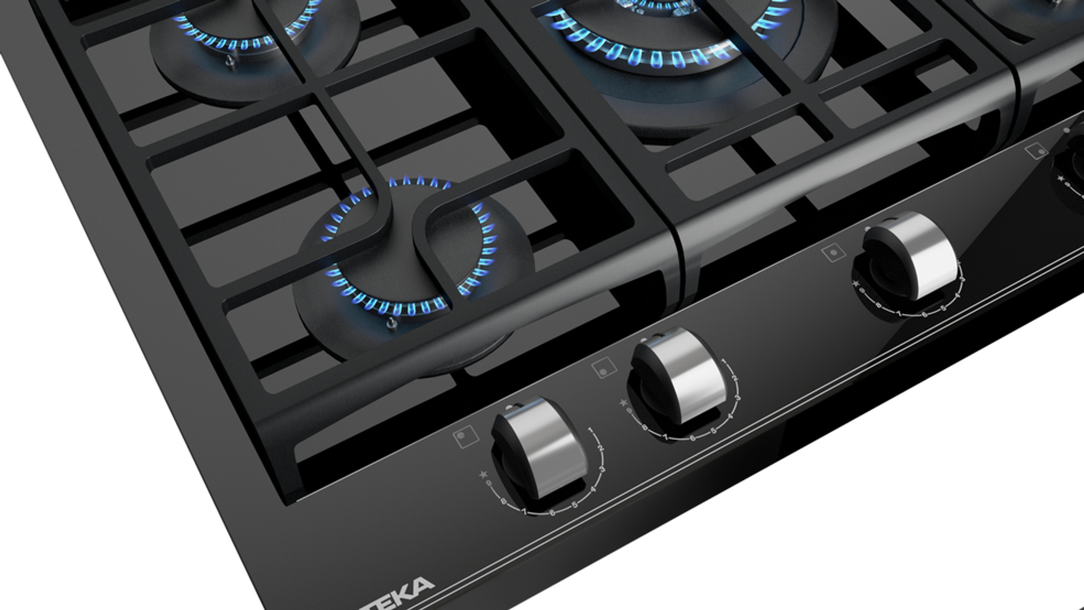 Zbliżenie czarnej kuchenki gazowej z niebieskimi płomieniami i srebrnymi pokrętłami. Widoczna marka Teka.