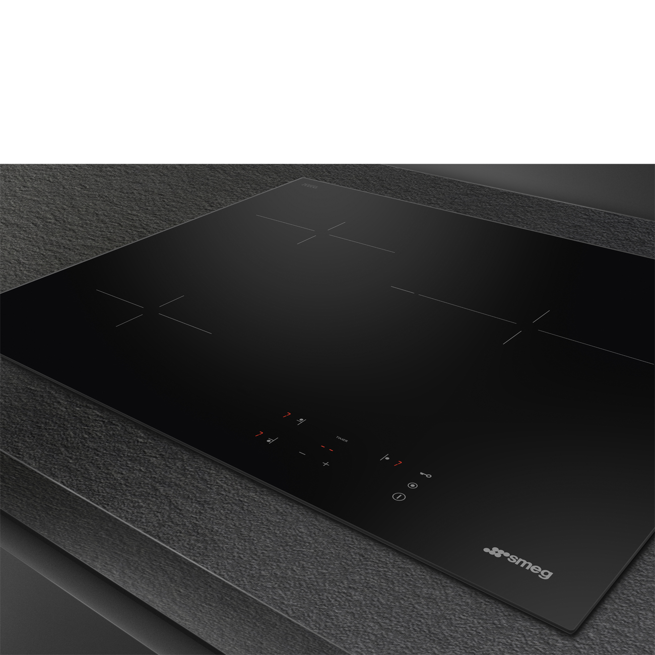Una placa de inducción Smeg negra sobre encimera negra con controles táctiles e indicadores de potencia.
