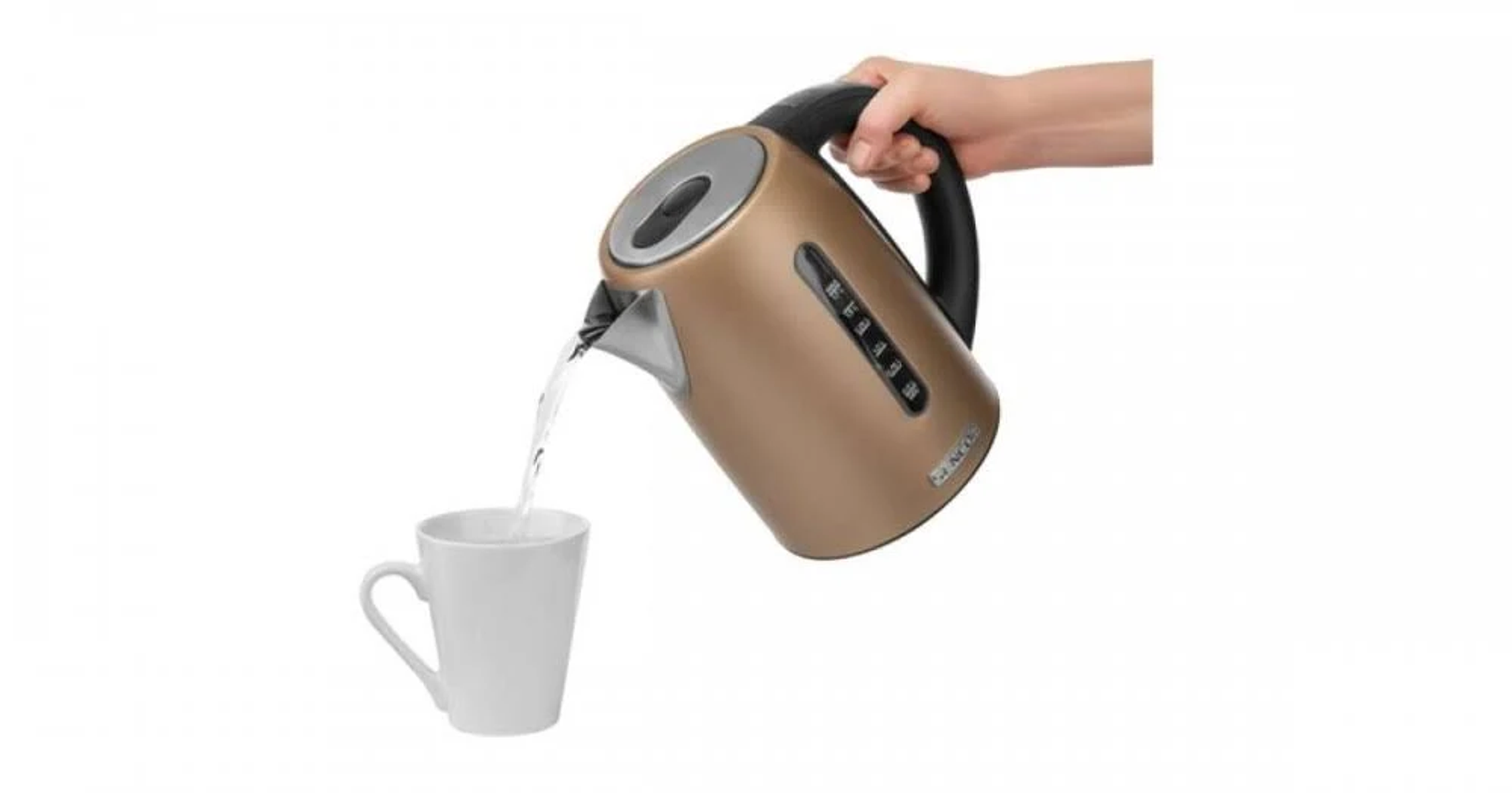 Goldener Wasserkocher, der Wasser in eine weiße Tasse gießt, auf weißem Hintergrund.