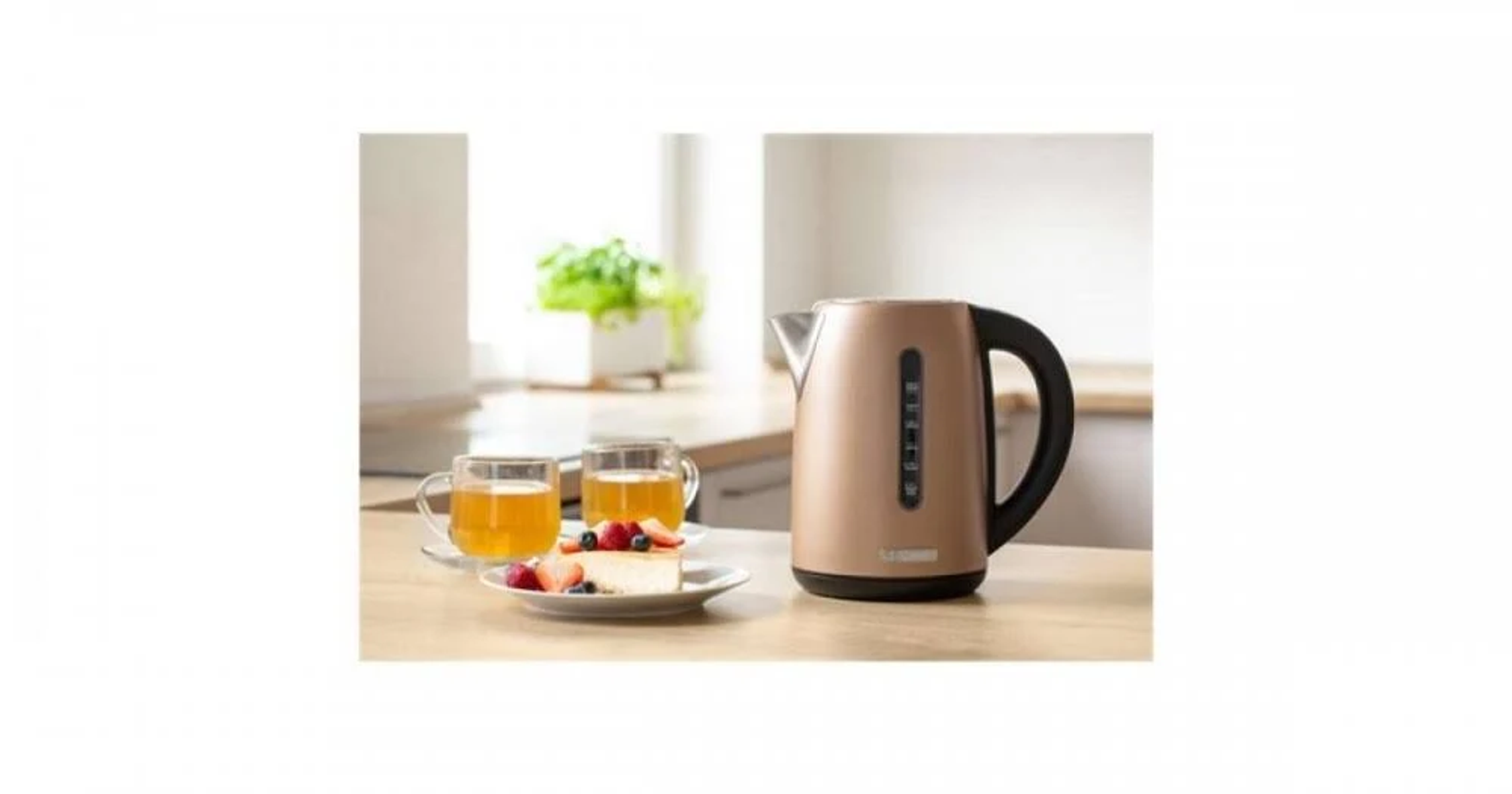 Ein roségoldener Wasserkocher mit schwarzem Griff und ein kleiner Teller mit Essen.