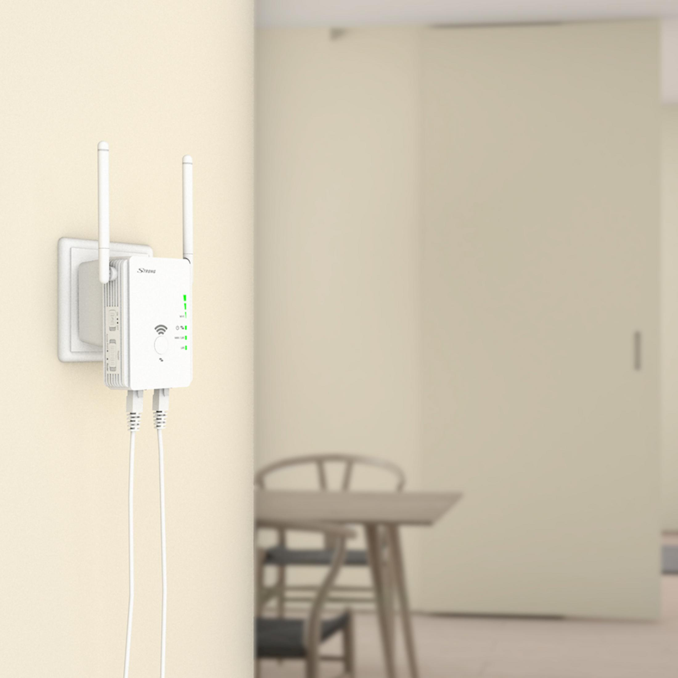 Biały wzmacniacz Wi-Fi w gniazdku ściennym. Dwie anteny wystają do góry. Kable zwisają w dół.