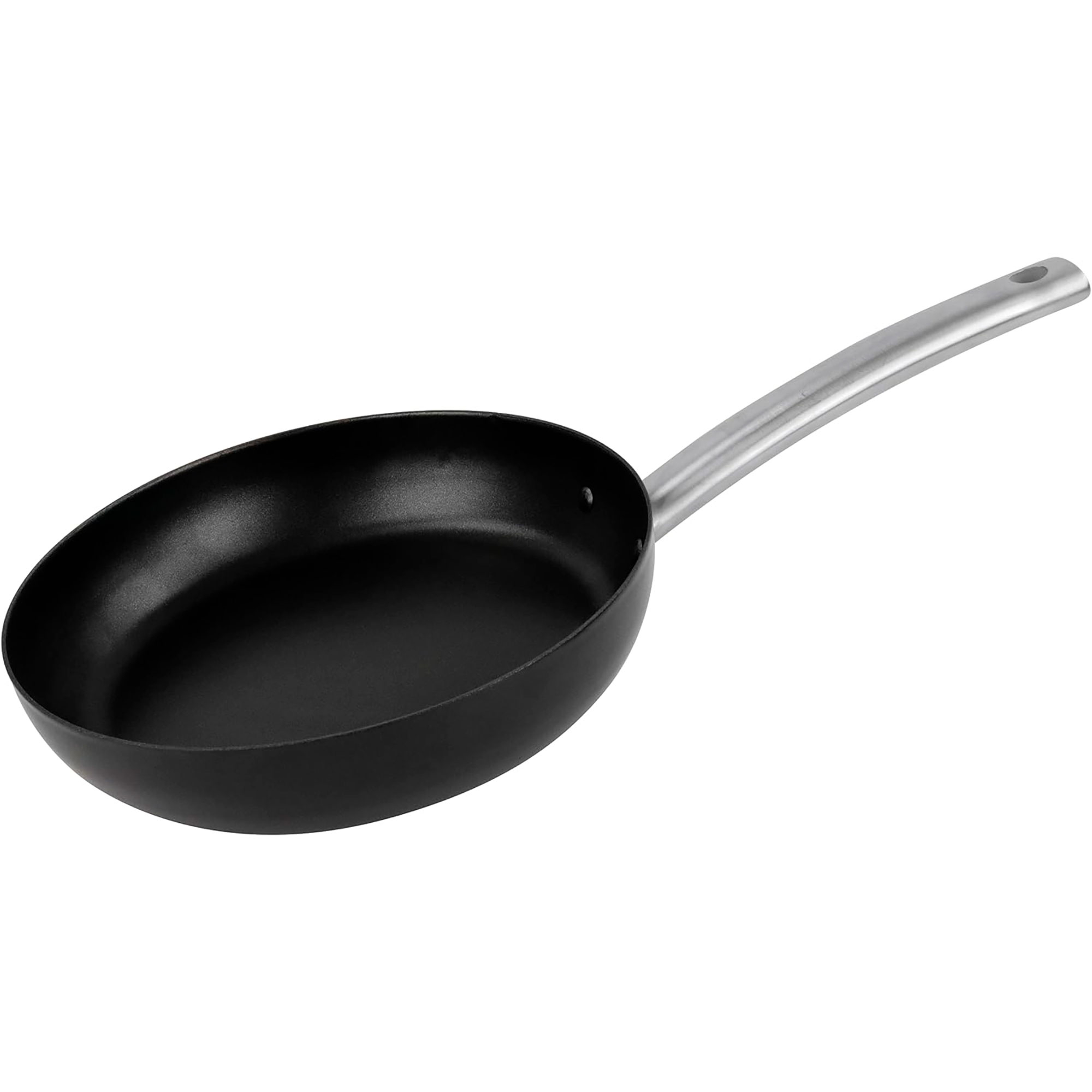 Sartén negra con mango plateado sobre fondo blanco.