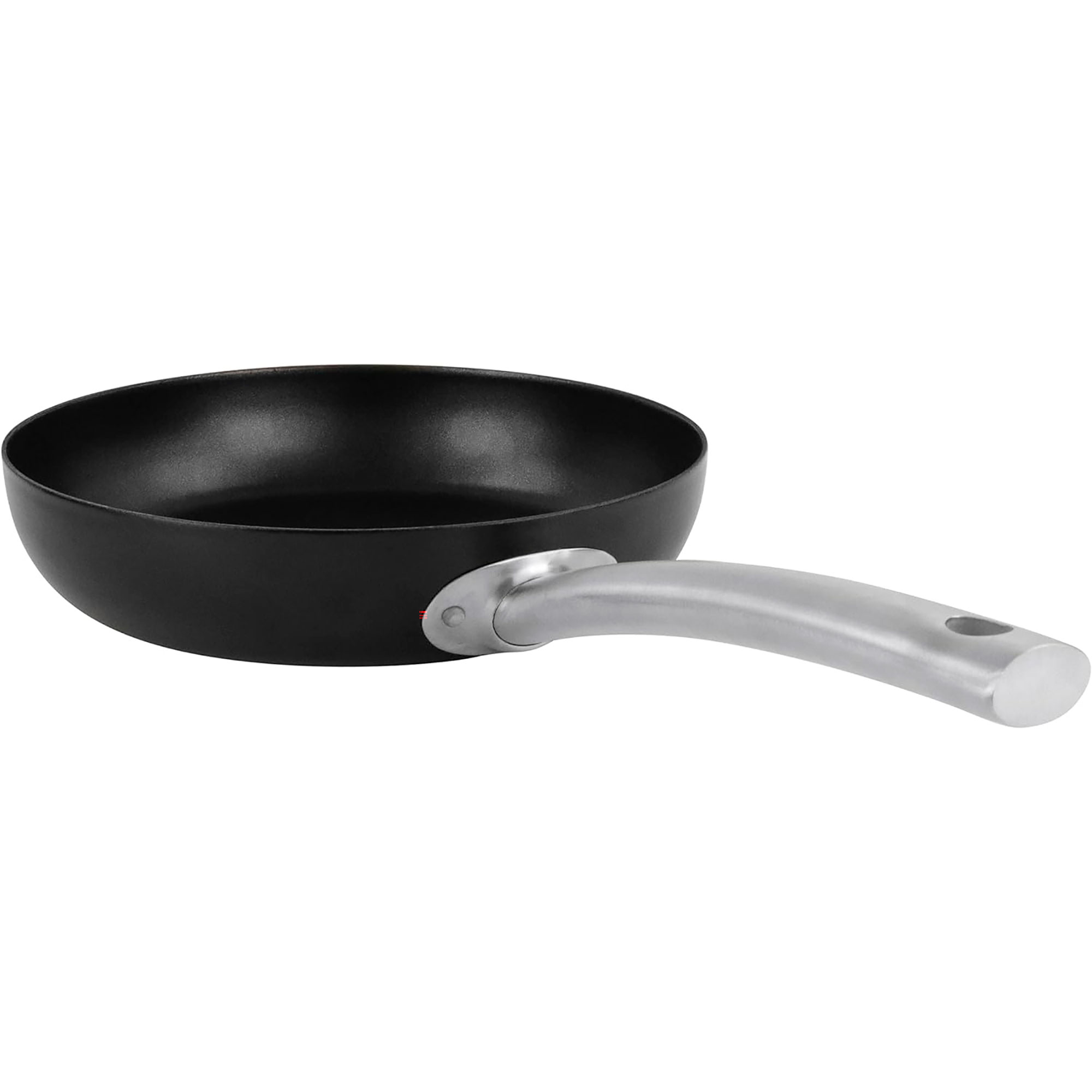 Sartén negra con mango plateado sobre superficie blanca.