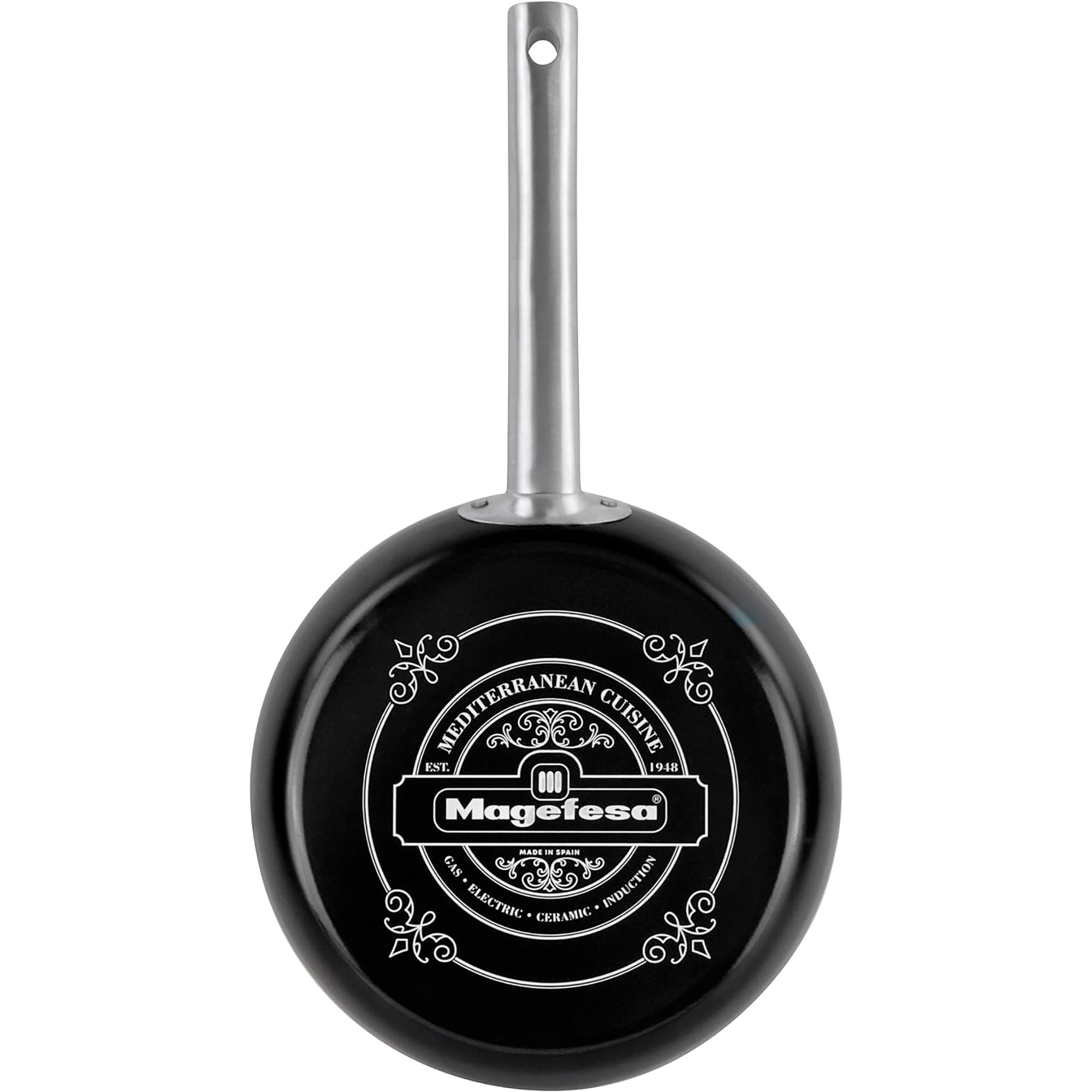 Sartén negra con mango plateado, la sartén tiene un logotipo de marca, fondo blanco.