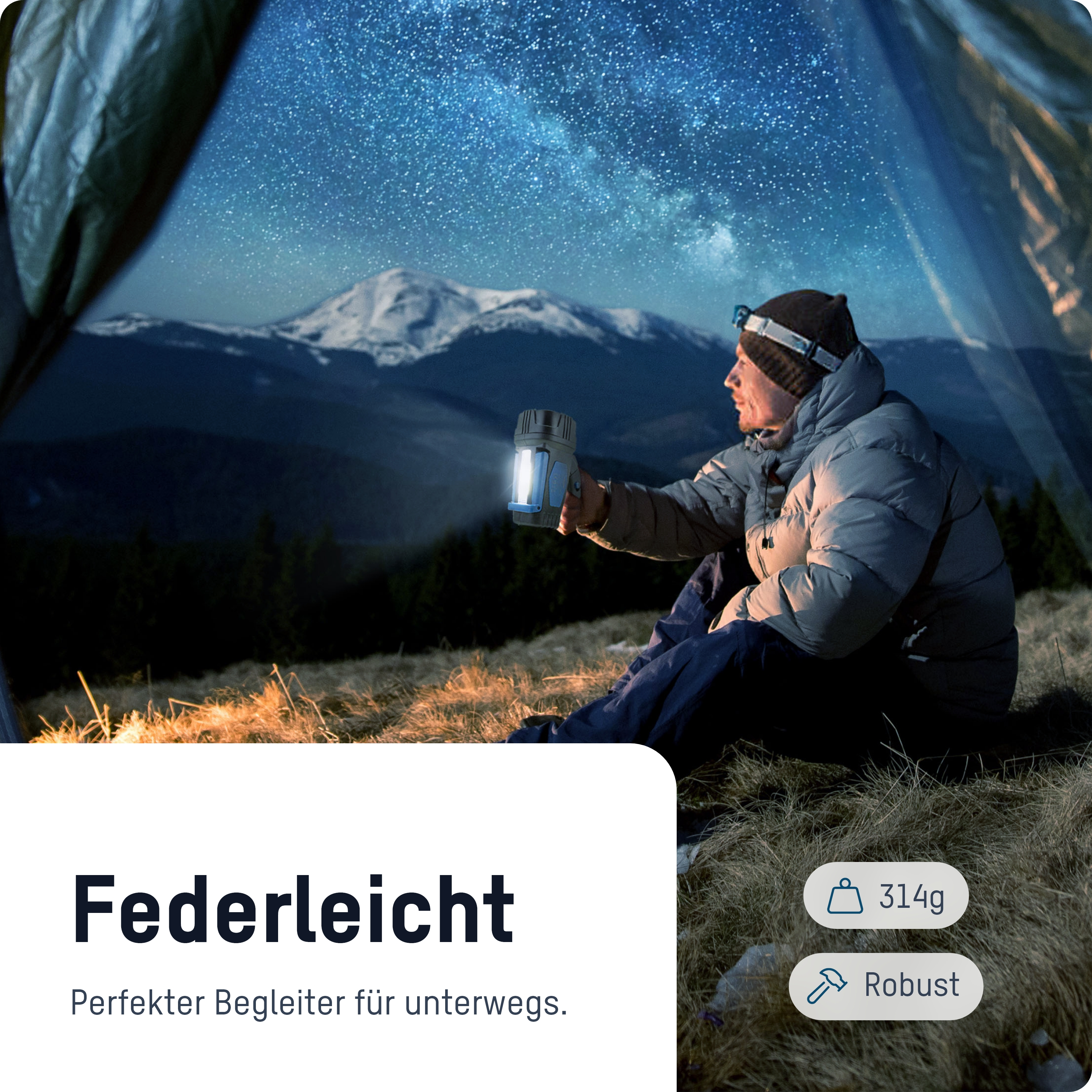Mężczyzna w namiocie trzymający latarnię, w tle gwiaździste niebo. Tekst: 'Federleicht'.