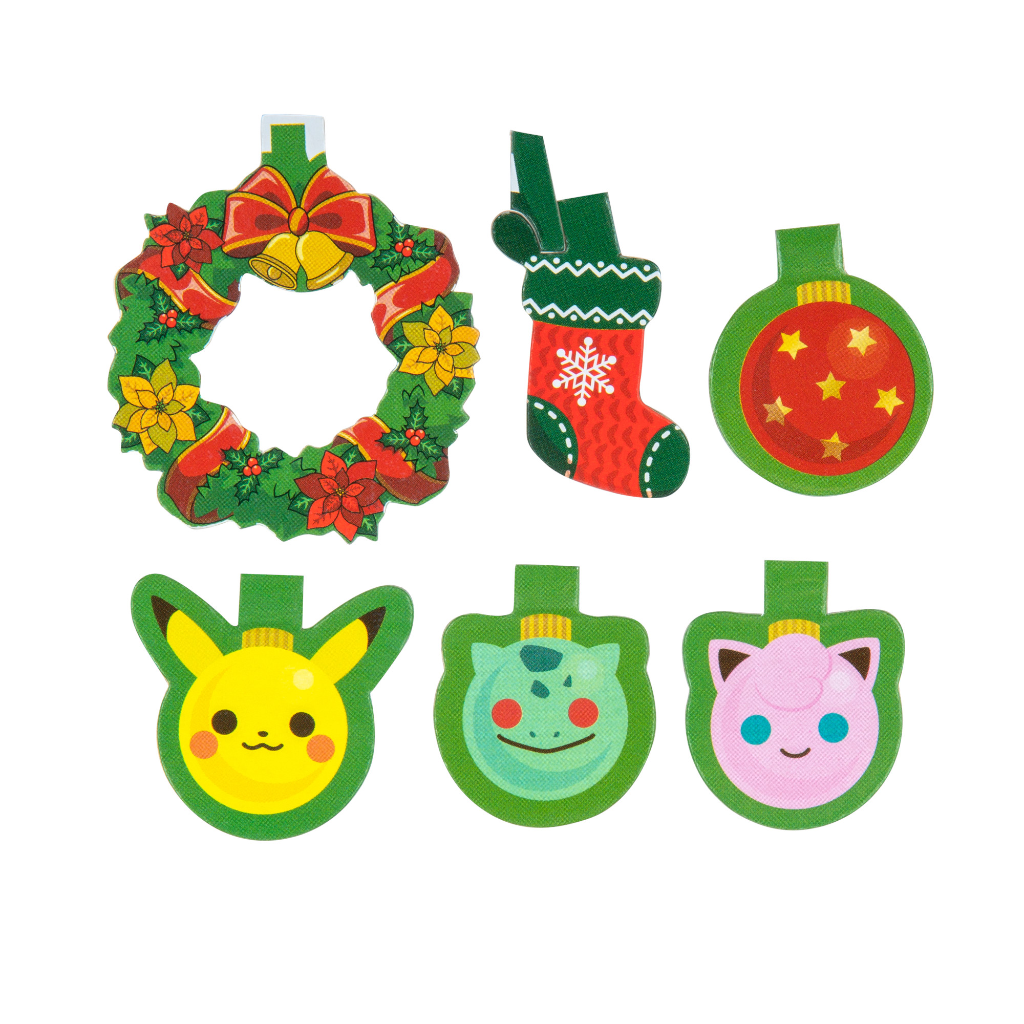 Weihnachtsschmuck in Form eines Kranzes, eines Strumpfes und drei Pokémon-Charakteren auf weißem Hintergrund.