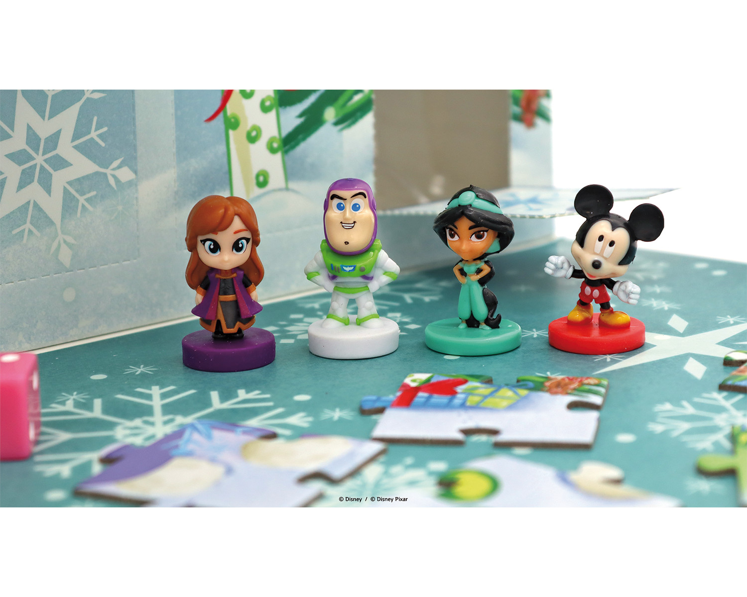 Vier Disney-Figuren auf einem Spielbrett: Anna, Buzz Lightyear, Jasmin und Micky Maus.